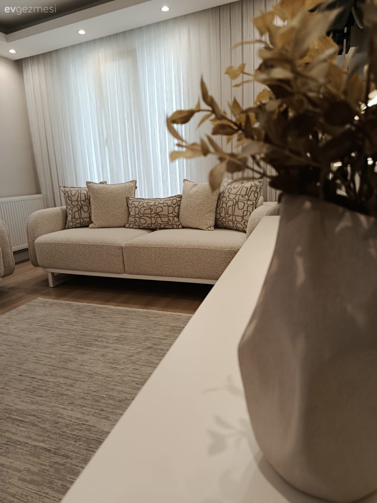 Koltuk takımı, Spot aydınlatma, Aydınlatma, Kırlent, Ev tekstili, Halı, Salon halısı, Tv ünitesi, Tv ünitesi aksesuarları, Ev Aksesuar