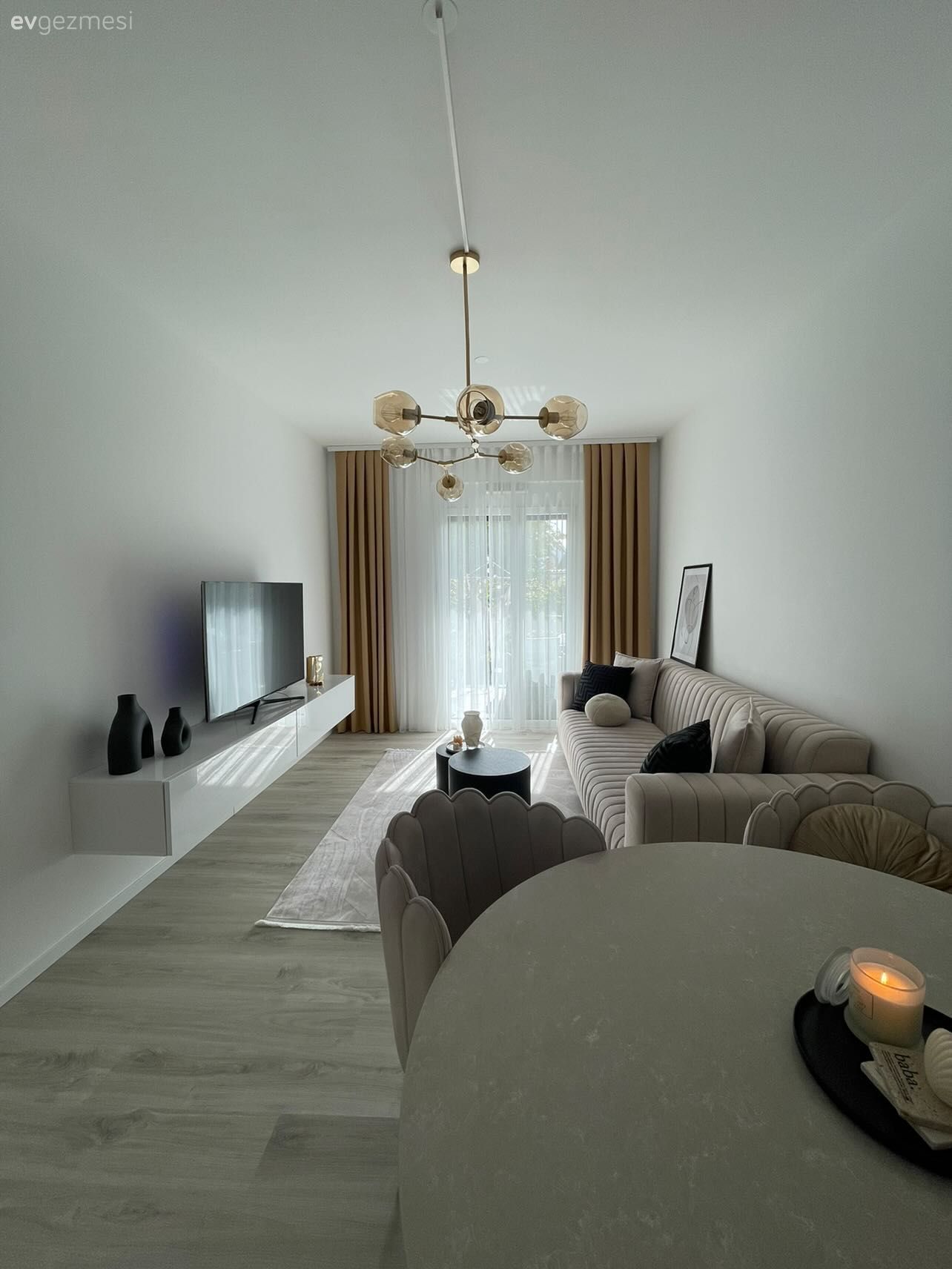 Salon, Modern, Beyaz, Hardal, Fon perde, Perde, Tül perde, Koltuk takımı, Krem, Orta sehpa, Sehpa, Halı, Salon halısı, Avize, Aydınlatma, Salon avizesi, Sandalye, Yemek masası, Parke, Tablo, Duvar dekorasyonu