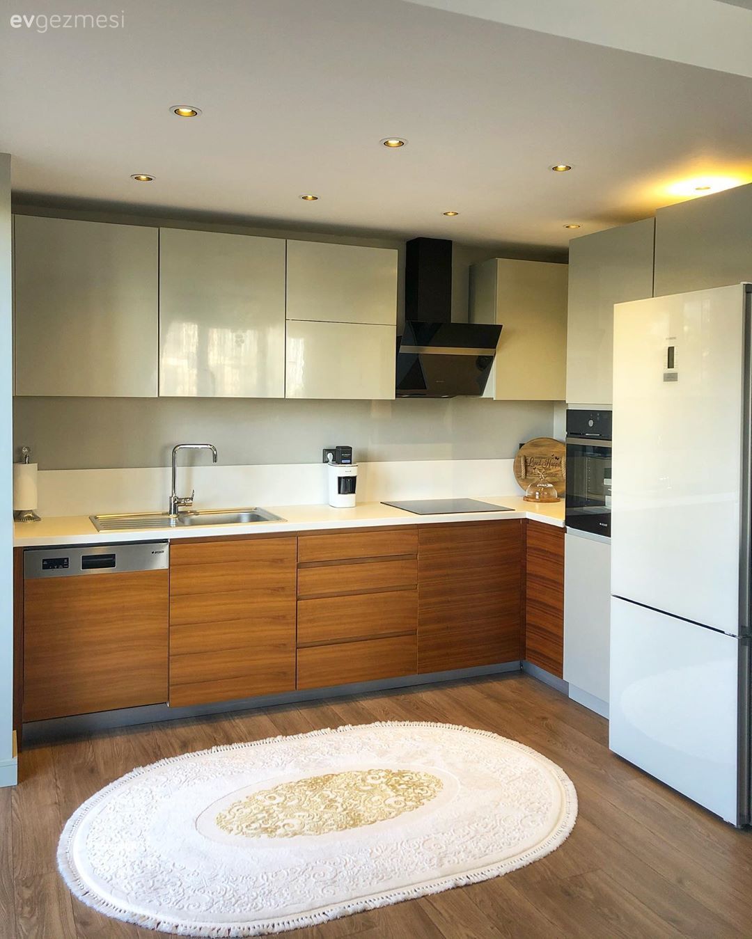 Mutfak, Büyük mutfak, Beyaz ve ahşap mutfak, Kulpsuz mutfak dolabı, Mutfak tezgahı, Mutfak tezgah arası, Mutfak halısı, Oval halı, Halı, Ankastre, Davlumbaz, Spot aydınlatma, Aydınlatma
