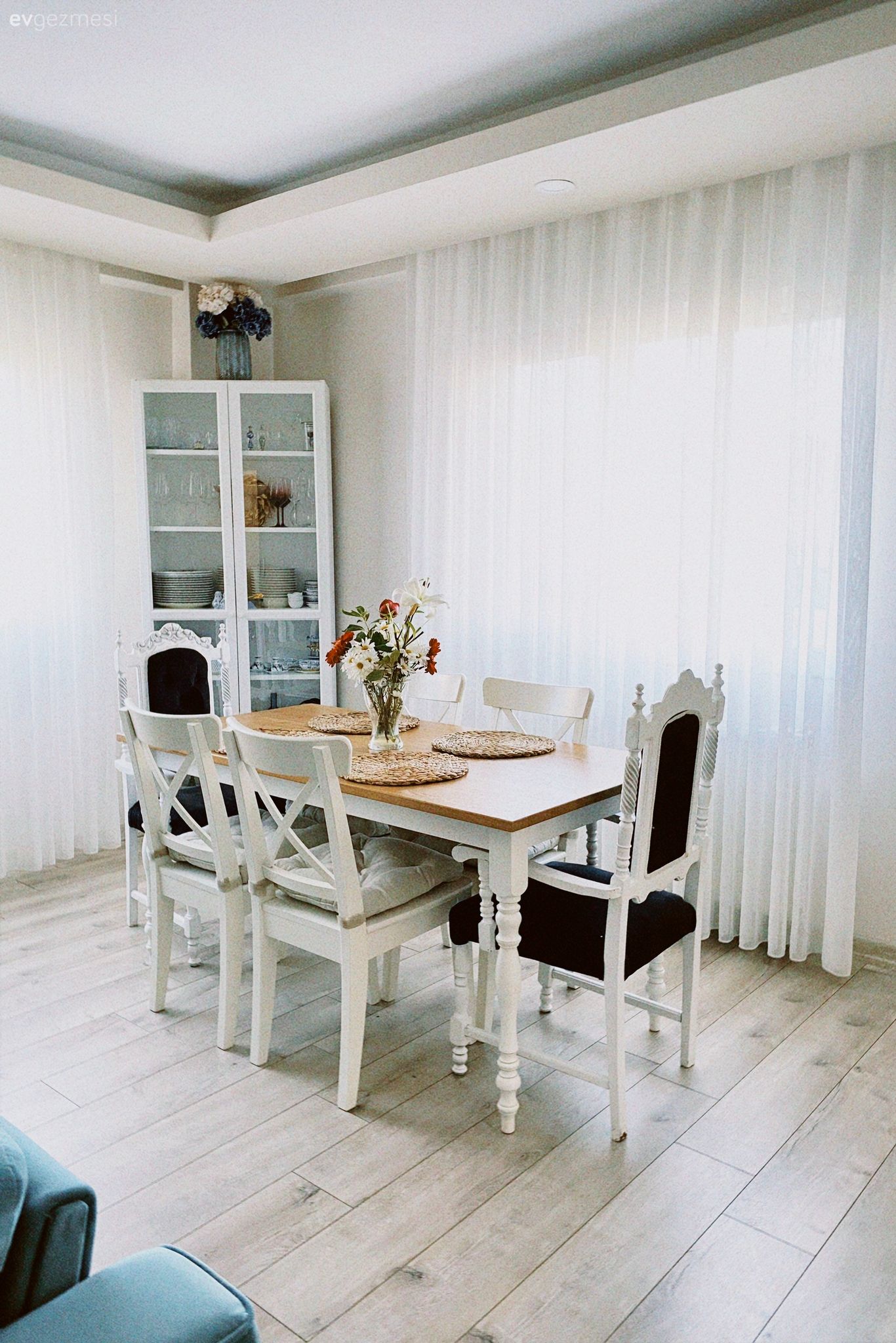 Yemek Odası, İskandinav, Siyah, Beyaz, Sandalye, Yemek masası, Vitrin, Tül perde, Perde