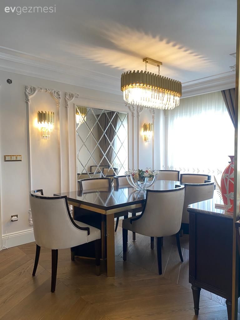 Yemek Odası, Duvar ayna kaplama, Ayna, Fon perde, Perde, Tül perde, Duvar çıtalama, Sandalye, Yemek masası, Parke, Konsol, Avize, Aydınlatma, Art deko, Aplik