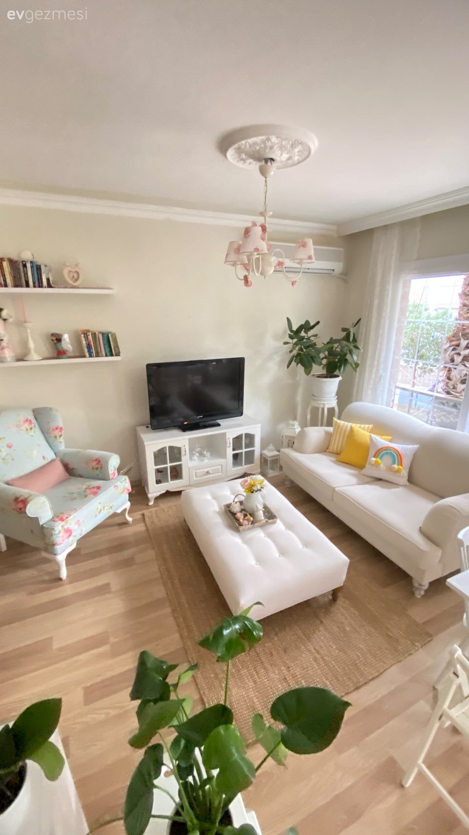 Salon, Beyaz, Sarı, Koltuk takımı, Berjer, Mavi, Çiçekli desen, Desenler, Pudra pembe, Duvar rafı, Duvar dekorasyonu, Tv ünitesi, Tv ünitesi aksesuarları, Ev Aksesuar, Tül perde, Perde, Avize, Aydınlatma, Jüt halı, Halı, Kırlent, Ev tekstili, Ev bitkisi, Parke, Orta sehpa, Sehpa, Puf