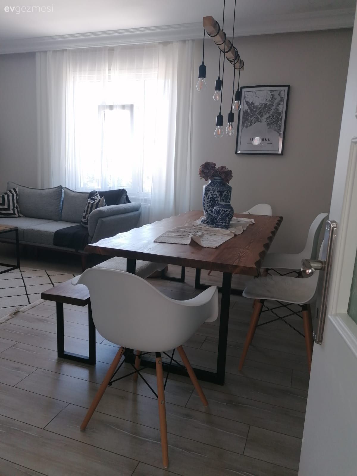 Gri, Beyaz, Siyah, Koltuk takımı, Kırlent, Ev tekstili, Halı, Geometrik desen, Desenler, Tablo, Duvar dekorasyonu, Ev bitkisi, Hasır, Orta sehpa, Sehpa, Hasır puf, Avize, Aydınlatma, Yemek odası avizesi