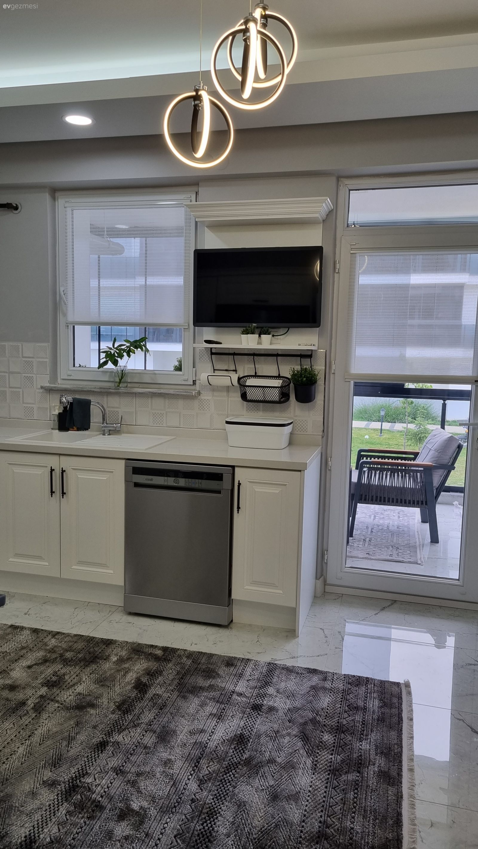 Mutfak, Modern, Modern mutfak, Gri, Beyaz, Siyah, Mutfak aksesuarları, Mutfak perdesi, Mutfak Avize Modelleri, Led aydınlatma, Aydınlatma