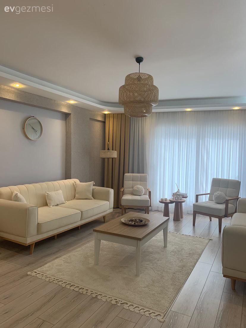 Salon, İskandinav, Beyaz, Krem, Bej, Hardal, Koltuk takımı, Kırlent, Ev tekstili, Berjer, Fon perde, Perde, Tül perde, Duvar dekorasyonu, Spot aydınlatma, Aydınlatma, Hasır avize, Halı, Salon halısı, Led aydınlatma, Gri duvar