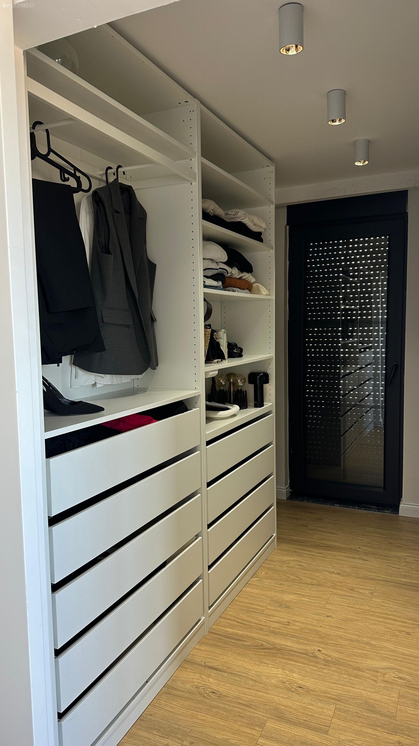 Giyinme odası, Beyaz, Siyah