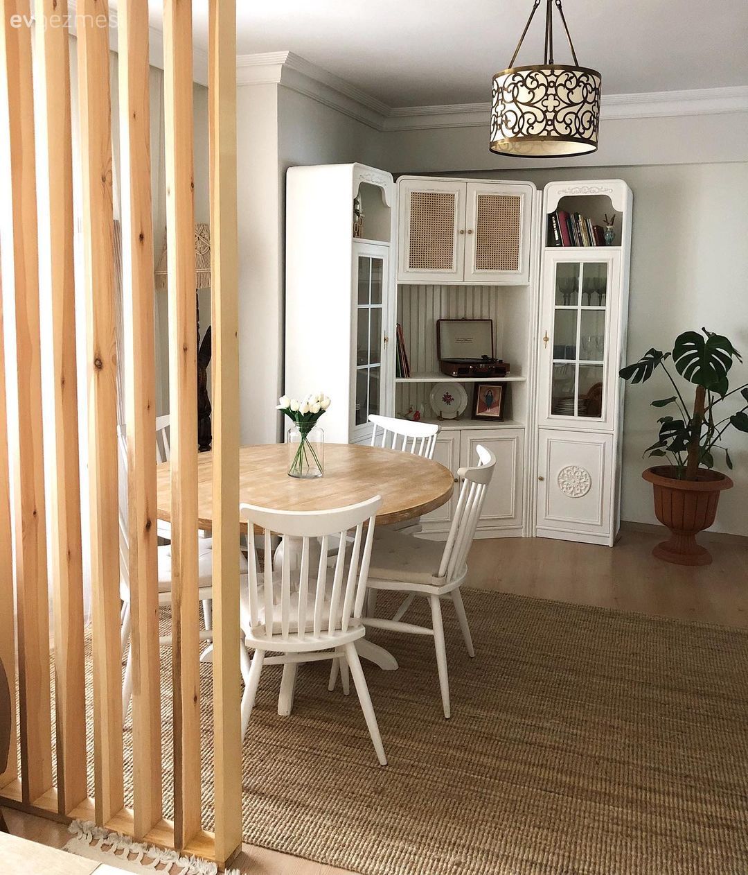 Halı, İskandinav, Bej, Beyaz, Krem, Ahşap panel, Ev bitkisi, Vitrin, Avize, Kitaplık, Aydınlatma, Jüt halı, Sandalye, Yemek masası