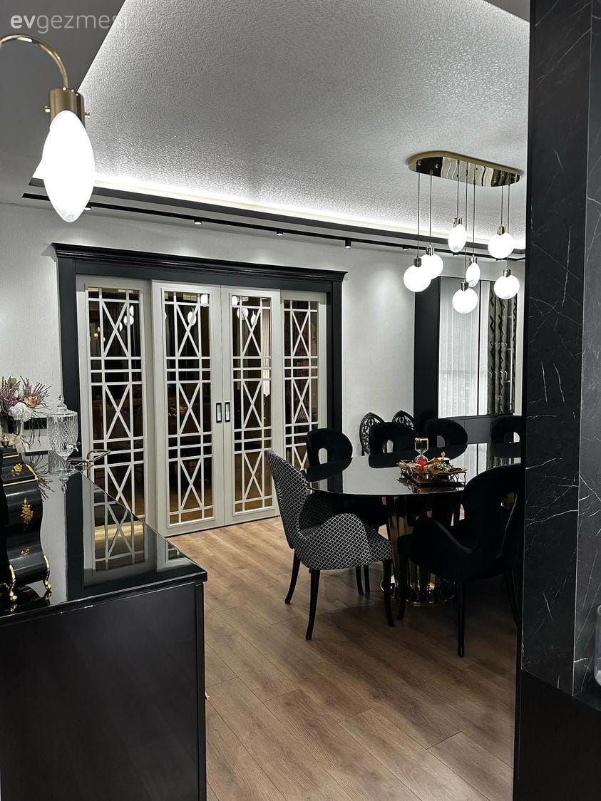 Yemek Odası, Klasik, Siyah, Beyaz, Altın, Sandalye, Mutfak masası, Konsol, Konsol üzeri dekoratif objeleri, Ayna, Parke, Spot aydınlatma, Aydınlatma