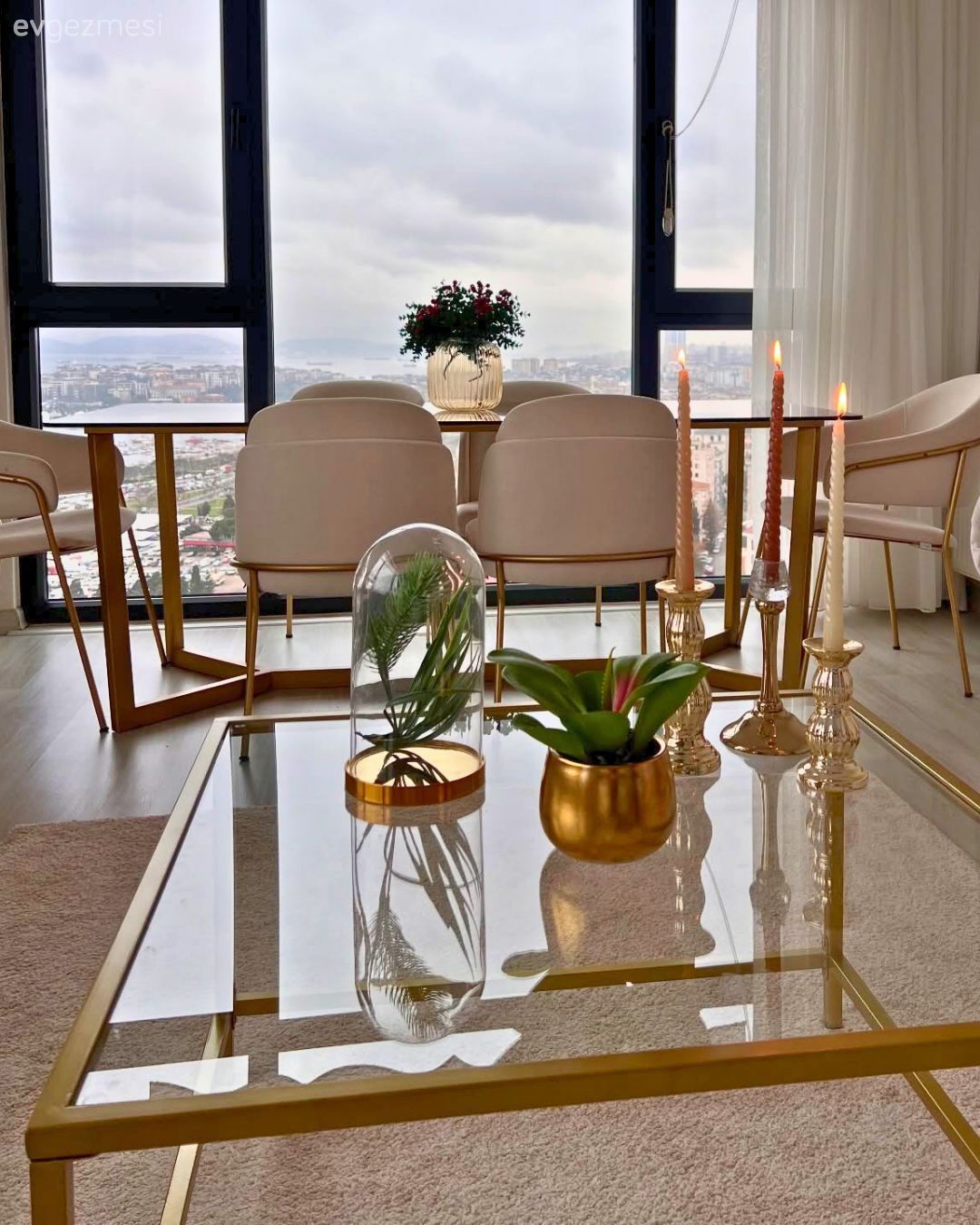 Salon, Modern, Bej, Vizon, Altın, Beyaz, Krem, Modern chesterfield, Sandalye, Yemek masası, Cam orta sehpa, Orta sehpa, Halı, Salon halısı, Dekoratif Objeler, Vazo, Ev Aksesuar, Şamdan