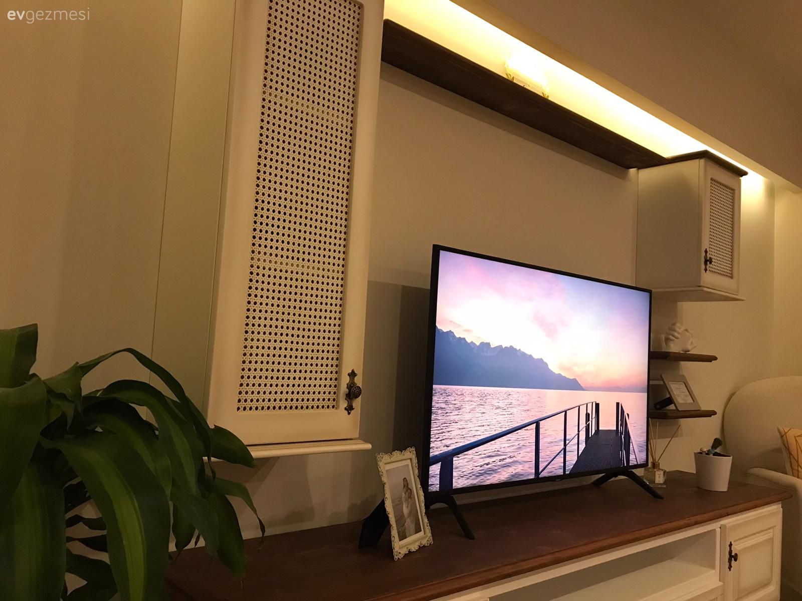 Tv ünitesi, Beyaz, Kahverengi, Led aydınlatma, Aydınlatma, Ev bitkisi, Tv ünitesi aksesuarları, Ev Aksesuar