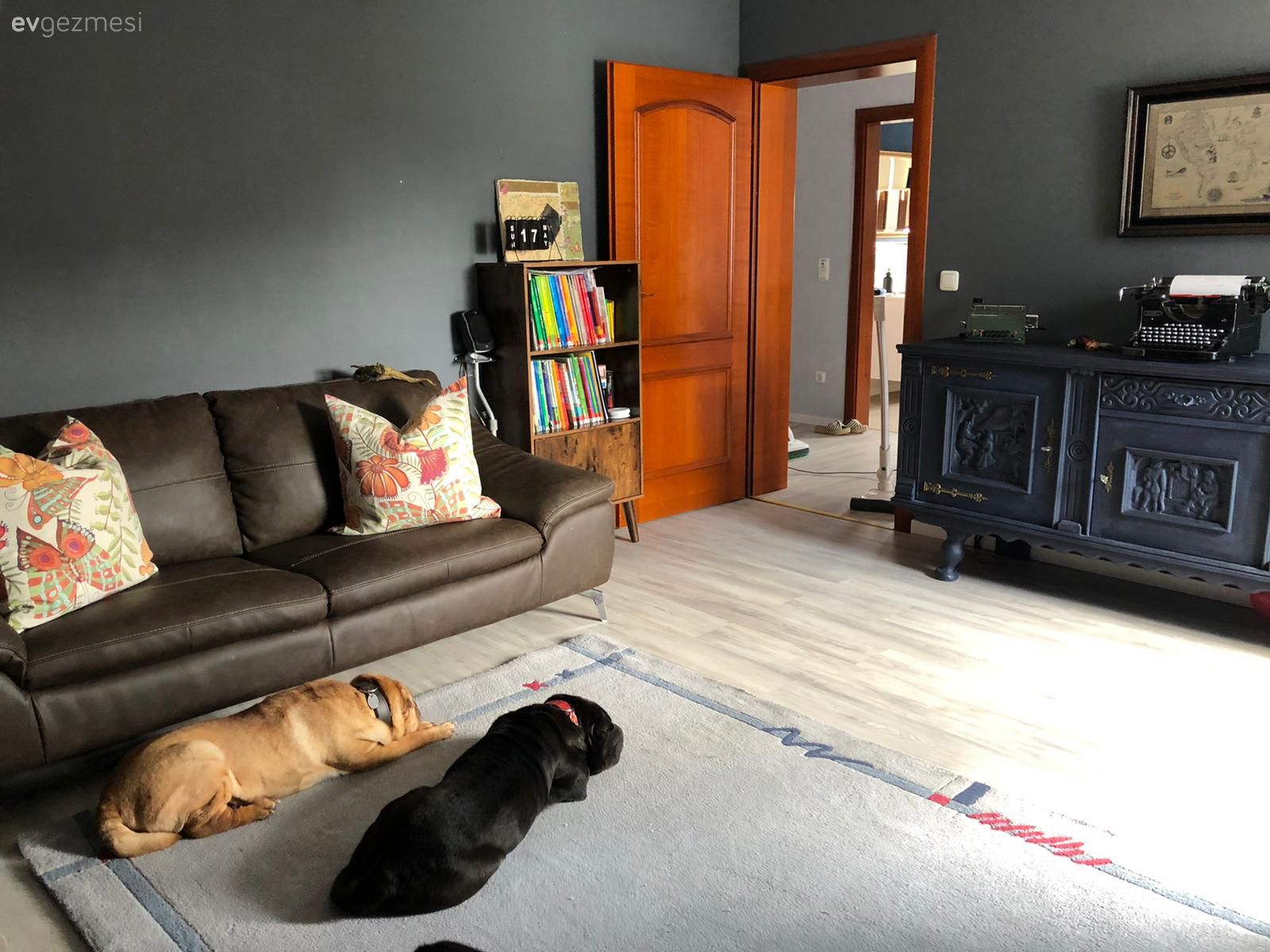 Oturma Odası, Antrasit  , Füme, Koltuk takımı, Kırlent, Ev tekstili, İndigo Mavisi, Beyaz, Kitaplık, Halı, Konsol, Tablo, Duvar dekorasyonu, Konsol üzeri dekoratif objeleri, Mobilya boyama, Kendin Yap, Antrasit duvar