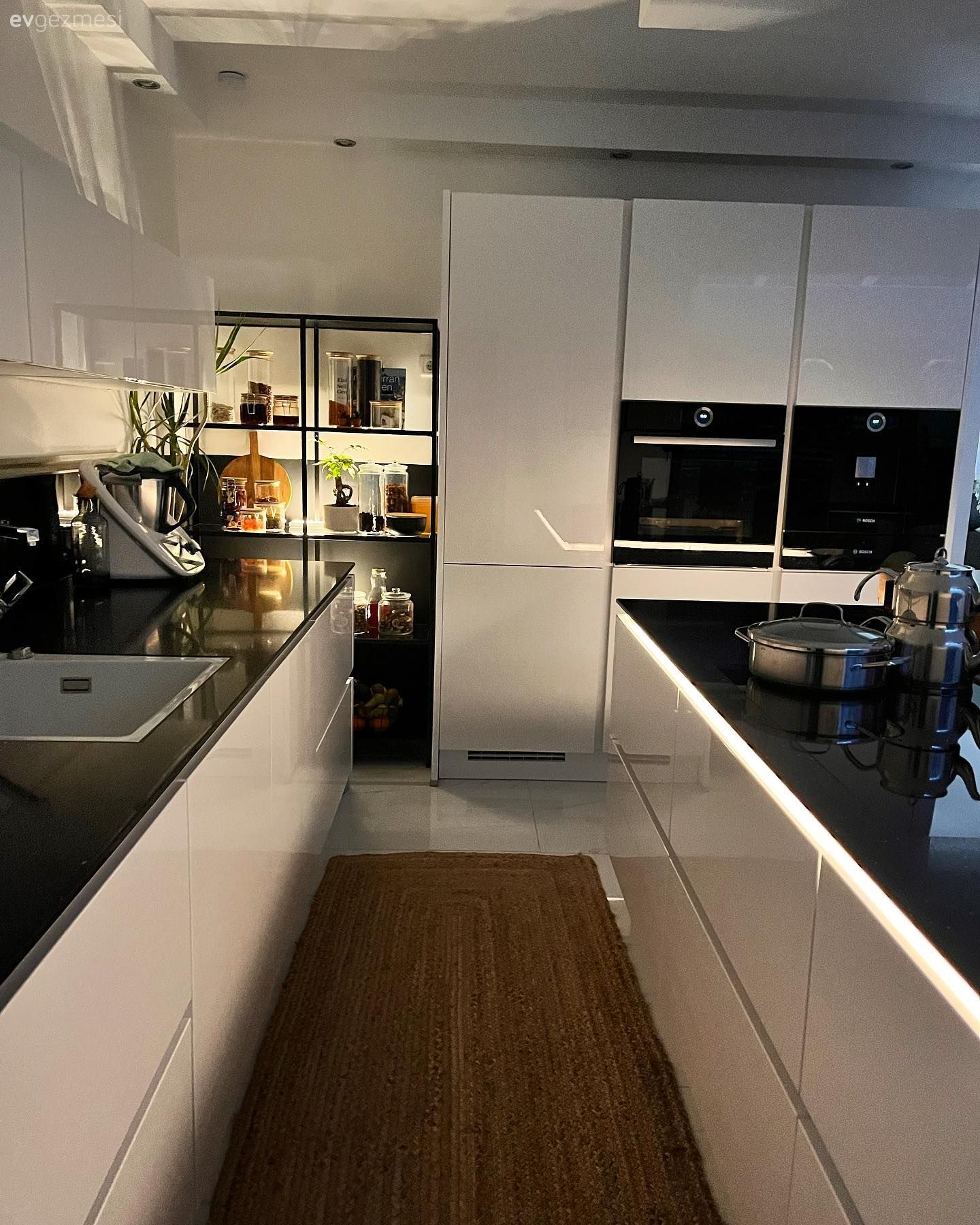 Mutfak, Modern, Beyaz, Siyah, Ada mutfak, Mutfak halısı, Siyah tezgah, Mutfak tezgahı, Mutfak aksesuarları, Dekoratif Objeler