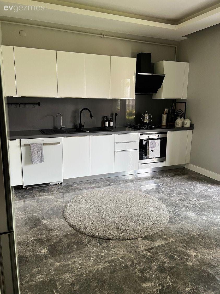 Mutfak, Beyaz, Siyah, Modern, Modern mutfak, Mutfak halısı, Ankastre, Davlumbaz, Mutfak zemin seramikleri, Yuvarlak halı, Halı
