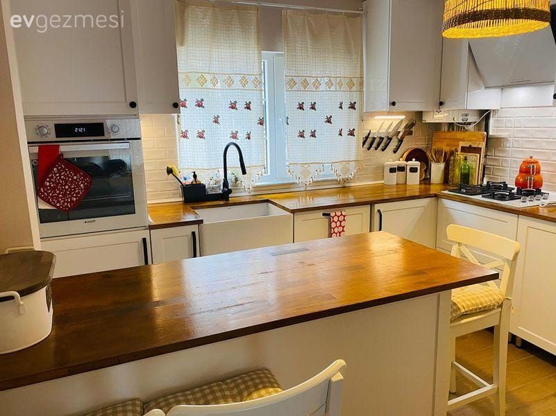 Mutfak, Beyaz ve ahşap mutfak, Beyaz, Country, Country mutfak, Ahşap mutfak tezgahı, Mutfak tezgahı, Mutfak perdesi, Ada mutfak, Sandalye, Hasır avize, Mutfak aksesuarları