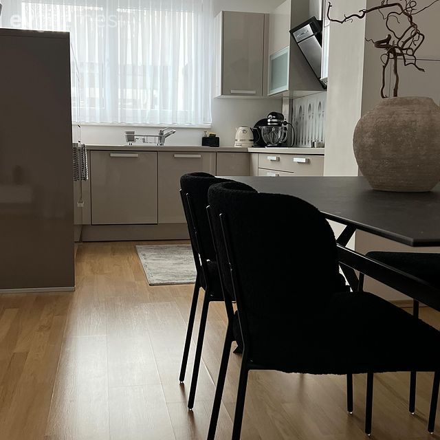 Sandalye, Siyah, Yemek masası, Parke, Vazo, Ev Aksesuar, Mutfak, Mutfak perdesi, Davlumbaz, Mutfak aksesuarları, Mutfak tezgahı, Mutfak tezgah arası