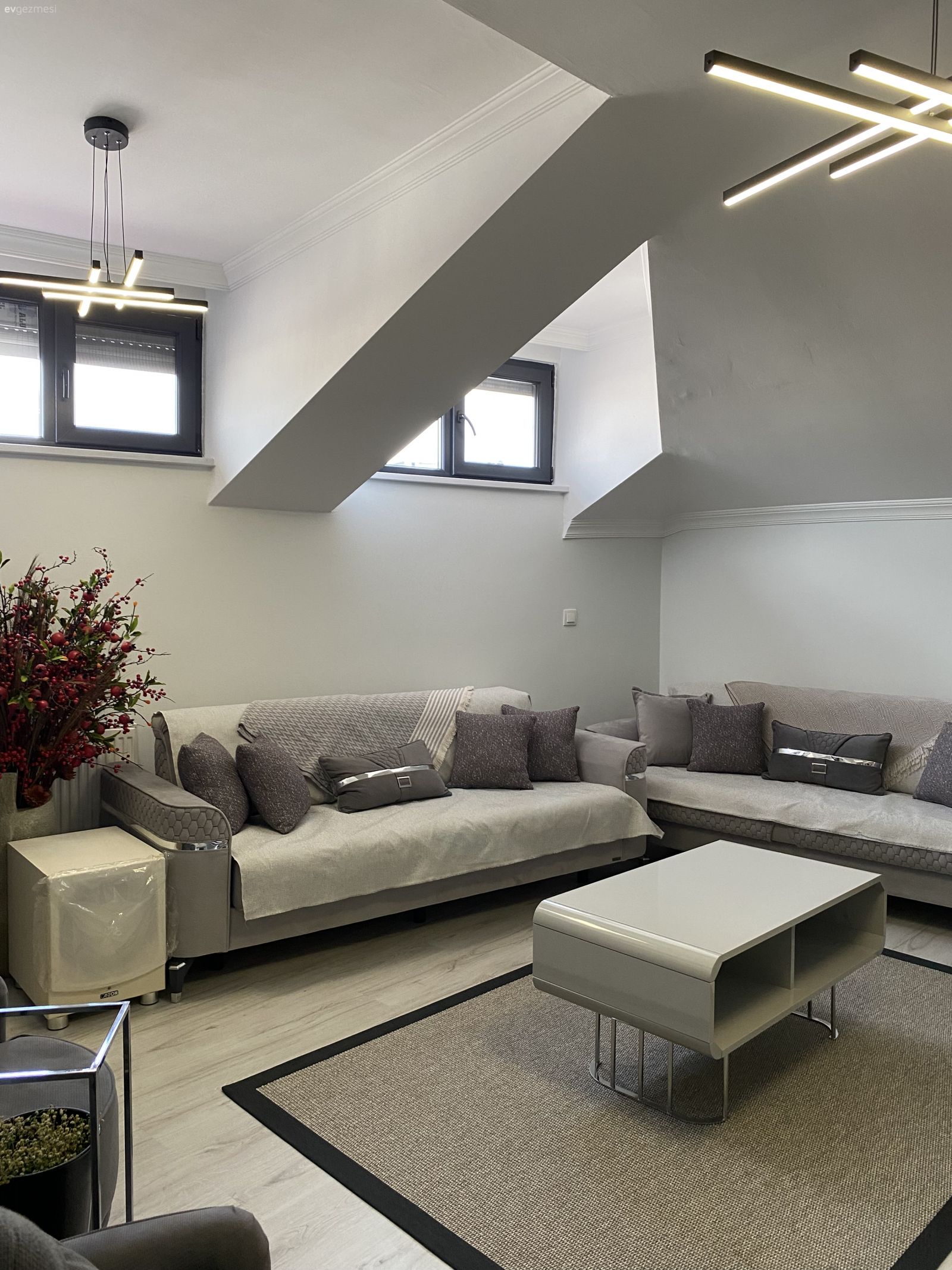 İstanbul'daki İki Katlı Bu Evde Duvarlar Odak Noktası!