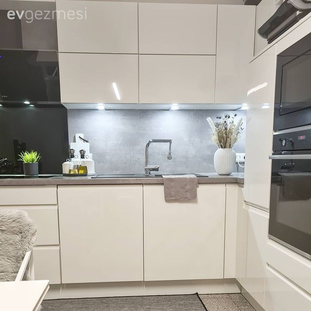Mutfak, Beyaz, Siyah, Gri, Ankastre, Kulpsuz mutfak dolabı, Mutfak halısı, Sandalye, Mutfak masası, Mutfak tezgahı, Mutfak tezgah arası, Modern mutfak