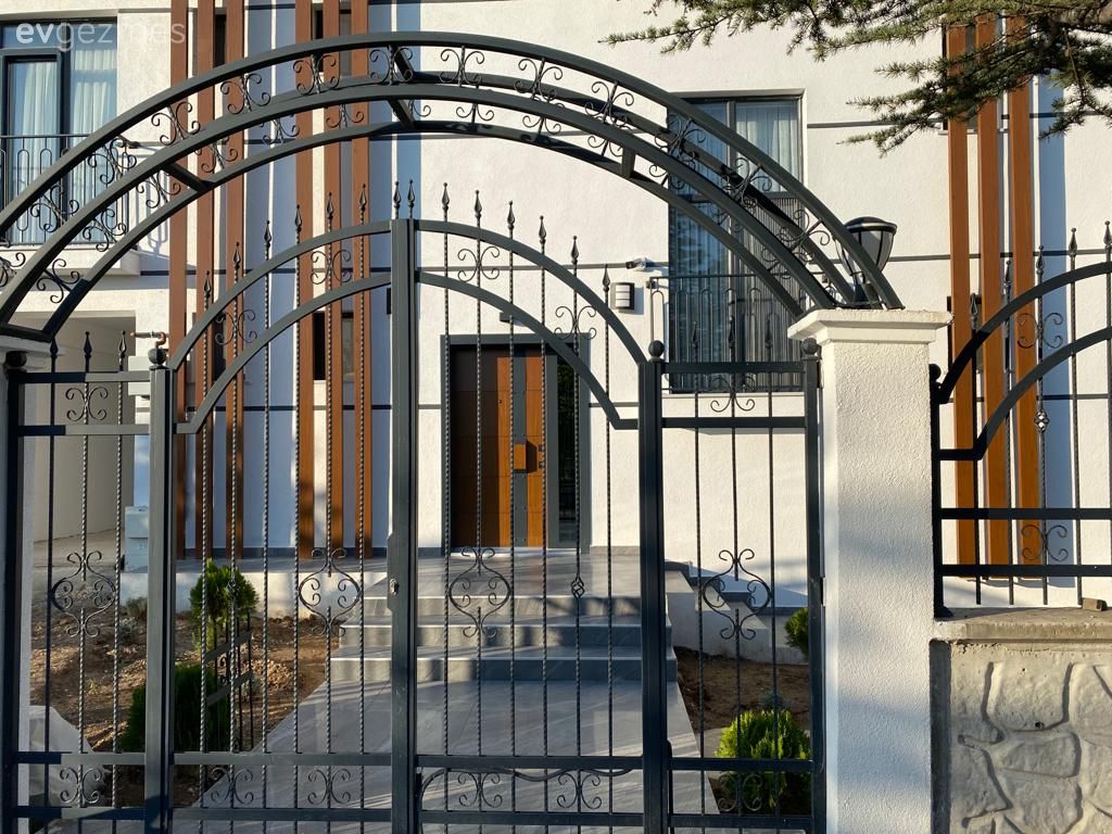 Ankara'daki Bu Üç Katlı Ev Geniş Alanın Kıymetini İyi Bilmiş!