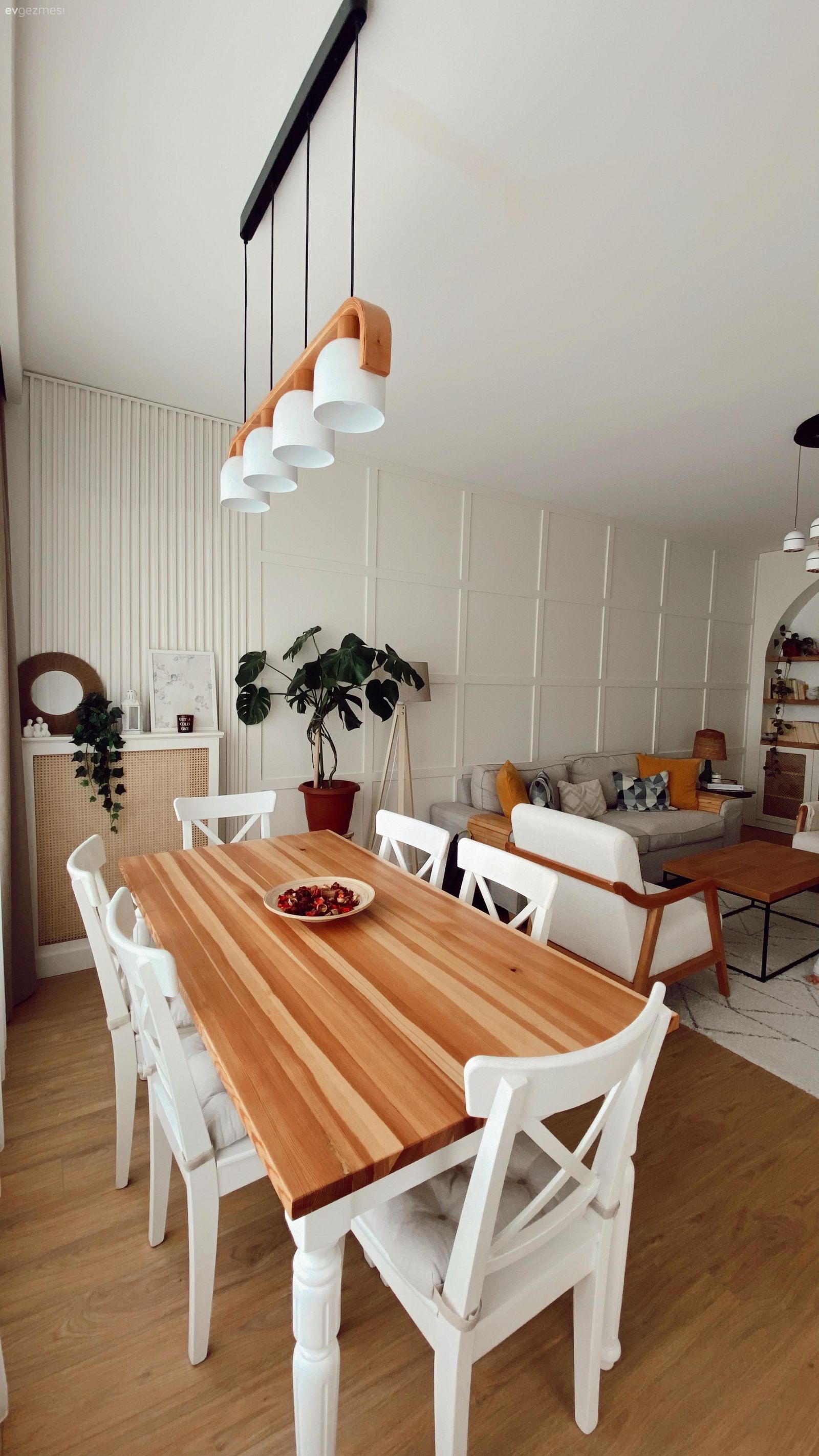 Yemek Odası, İskandinav, Beyaz, Ahşap Mobilya, Duvar çıtalama, Bej, Berjer, Krem, Koltuk takımı, Parke, Kırlent, Ev tekstili, Hardal, Sarı, Hazeran, Ev bitkisi, Yemek odası avizesi