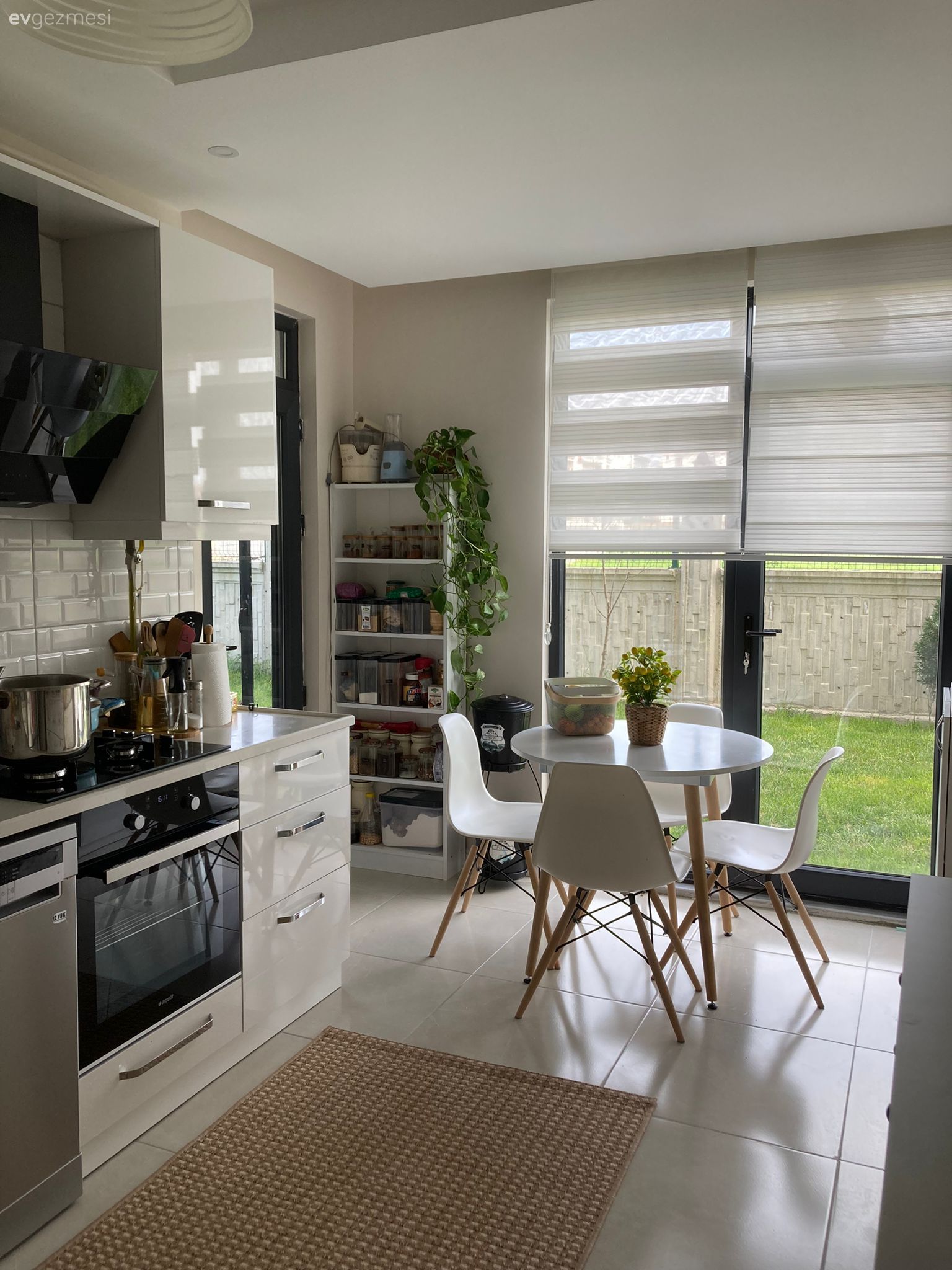 Mutfak, Beyaz, Beyaz ve ahşap mutfak, Sandalye, Mutfak masası, Mutfak perdesi, Mutfak rafı, Halı, Mutfak halısı, Ankastre, Mutfak tezgah arası