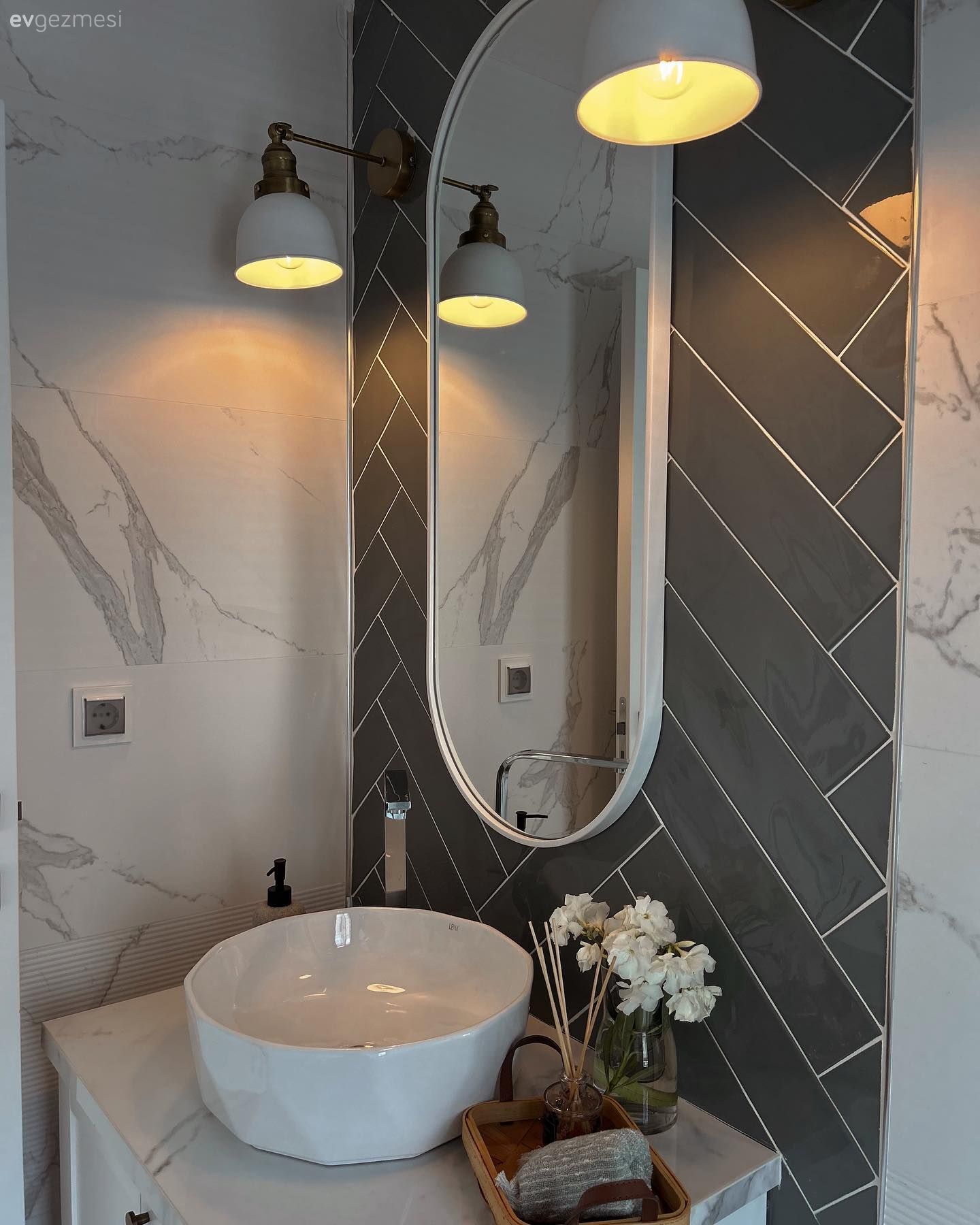 Banyo, Beyaz, Gri, Banyo dolabı, Banyo seramikleri, Banyo aynası, Aplik, Aydınlatma