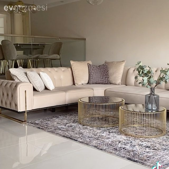 Salon, Modern, Art deko, Beyaz, Krem, Bej, Modern chesterfield, Orta sehpa, Sehpa, Berjer, Halı, Salon halısı, Avize, Aydınlatma, Salon avizesi, Yuvarlak sehpa, Kırlent, Ev tekstili