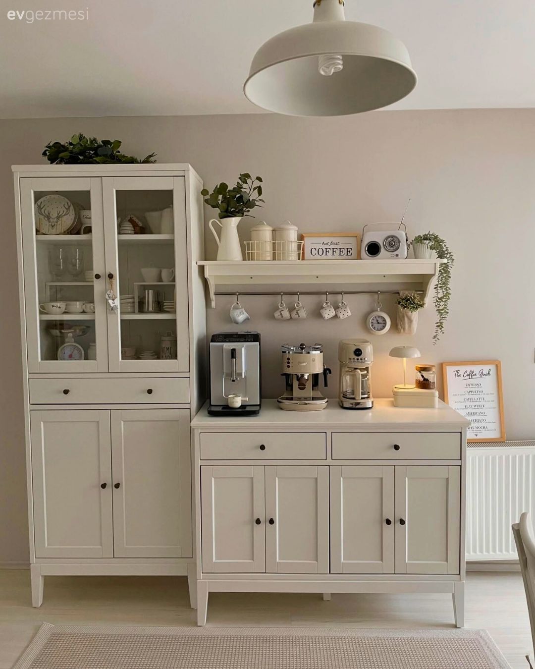 Mutfak, Kahve köşesi, Beyaz, Shaker kapaklı dolaplar, Duvar rafı, Duvar dekorasyonu, Mutfak Avize Modelleri, Mutfak halısı, Mutfak aksesuarları