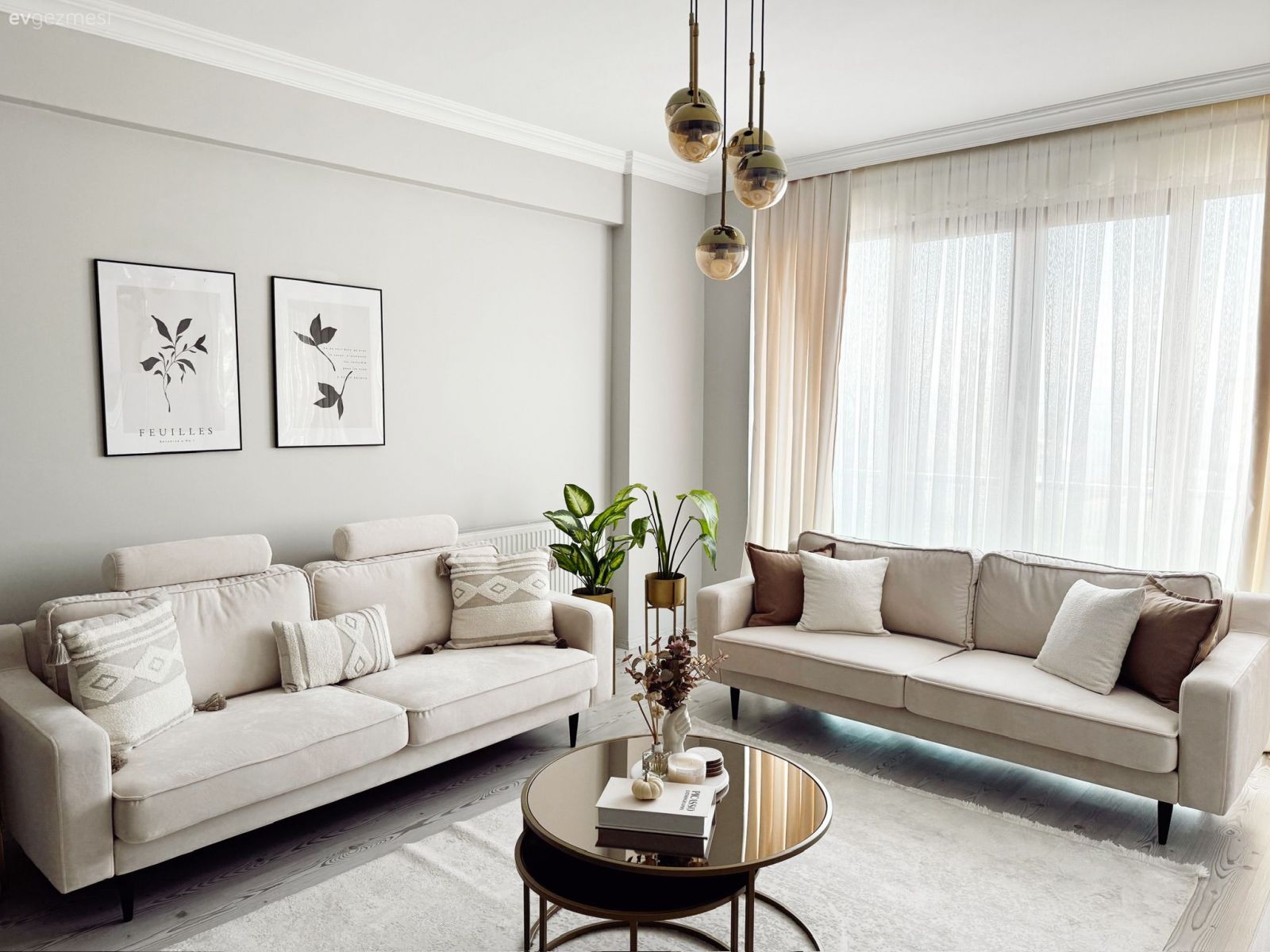 Salon, Modern, İskandinav, Krem, Bej, Beyaz, Koltuk takımı, Fon perde, Perde, Tül perde, Halı, Salon halısı, Orta sehpa, Sehpa, Kırlent, Ev tekstili, Avize, Aydınlatma, Salon avizesi, Dekoratif Objeler, Ev bitkisi, Kahverengi, Tablo, Duvar dekorasyonu, Beyaz koltuk