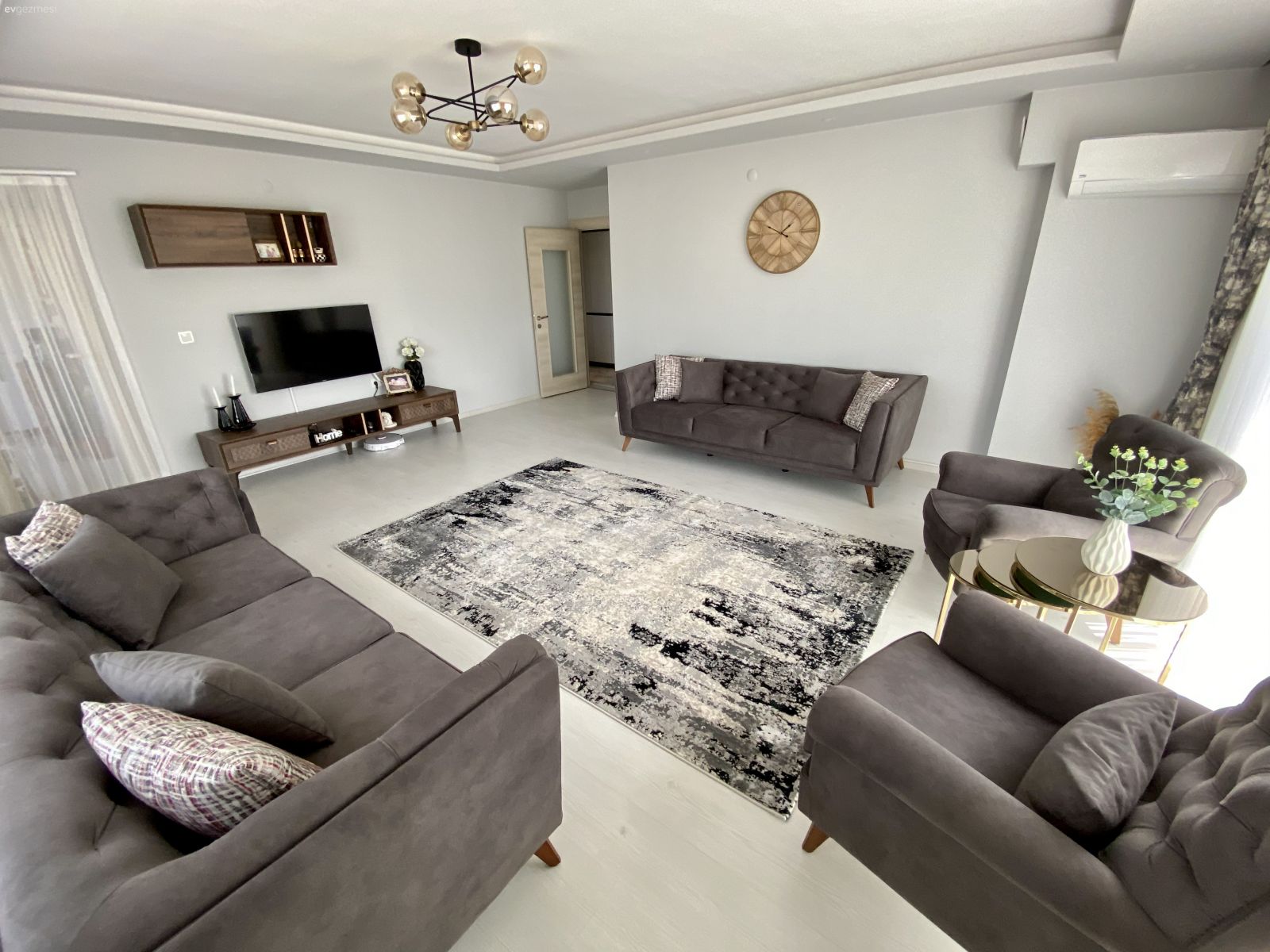 Salon, Modern, Gri, Antrasit  , Beyaz, Koltuk takımı, Berjer, Halı, Salon halısı, Tv ünitesi, Tv ünitesi aksesuarları, Ev Aksesuar, Duvar saati, Duvar dekorasyonu, Kırlent, Ev tekstili