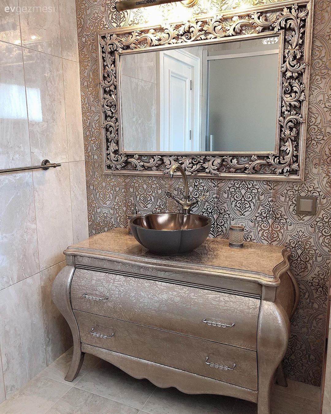 Banyo, Klasik, Gümüş, Banyo dolabı, Banyo aynası, Banyo aydınlatması, Banyo seramikleri, Öncesi / Sonrası