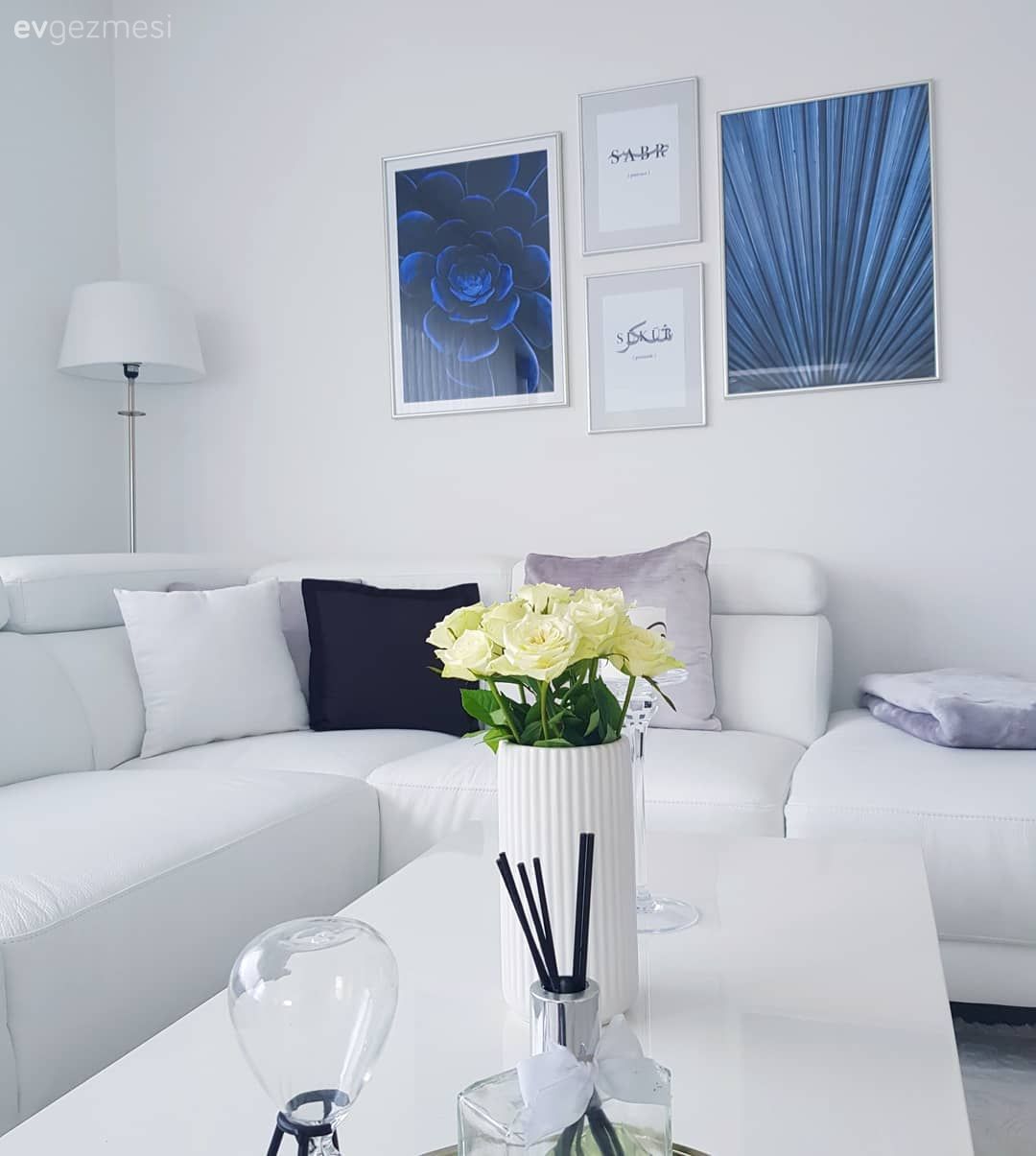 Salon, Beyaz, Mavi, Koltuk takımı, Modern, Küçük salon dekorasyonu, Küçük Ev, Tablo, Duvar dekorasyonu, Orta sehpa, Sehpa, Vazo, Ev Aksesuar, Saksı, Kırlent, Ev tekstili, Puf, Lambader, Aydınlatma, Sehpa üstü aksesuarı