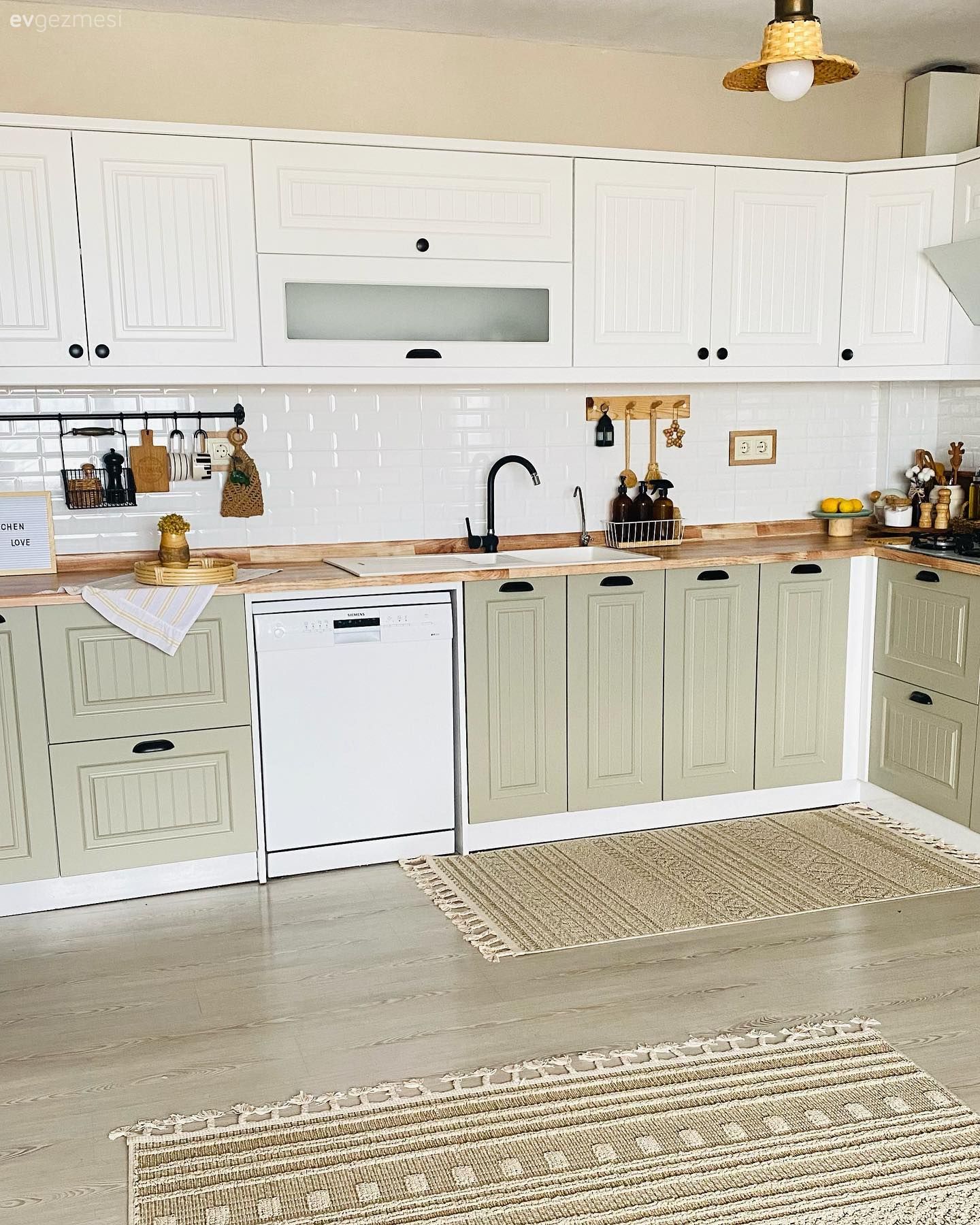 Bu Neşeli İzmir Evinde Kasvet ve Abartının Yeri Kapının Dışı!