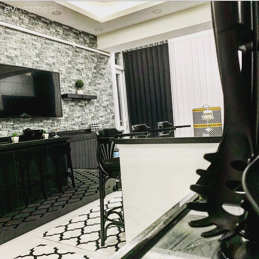 Mutfak, Beyaz mutfak, Modern mutfak, Kulpsuz mutfak dolabı, Siyah, Mutfak halısı, Geometrik desen, Desenler, Spot aydınlatma, Aydınlatma, Mutfak duvar dekorasyonu, Taş duvar, Duvar dekorasyonu, Tv ünitesi, Fon perde, Perde, Tül perde, Mutfak perdesi, Öncesi / Sonrası