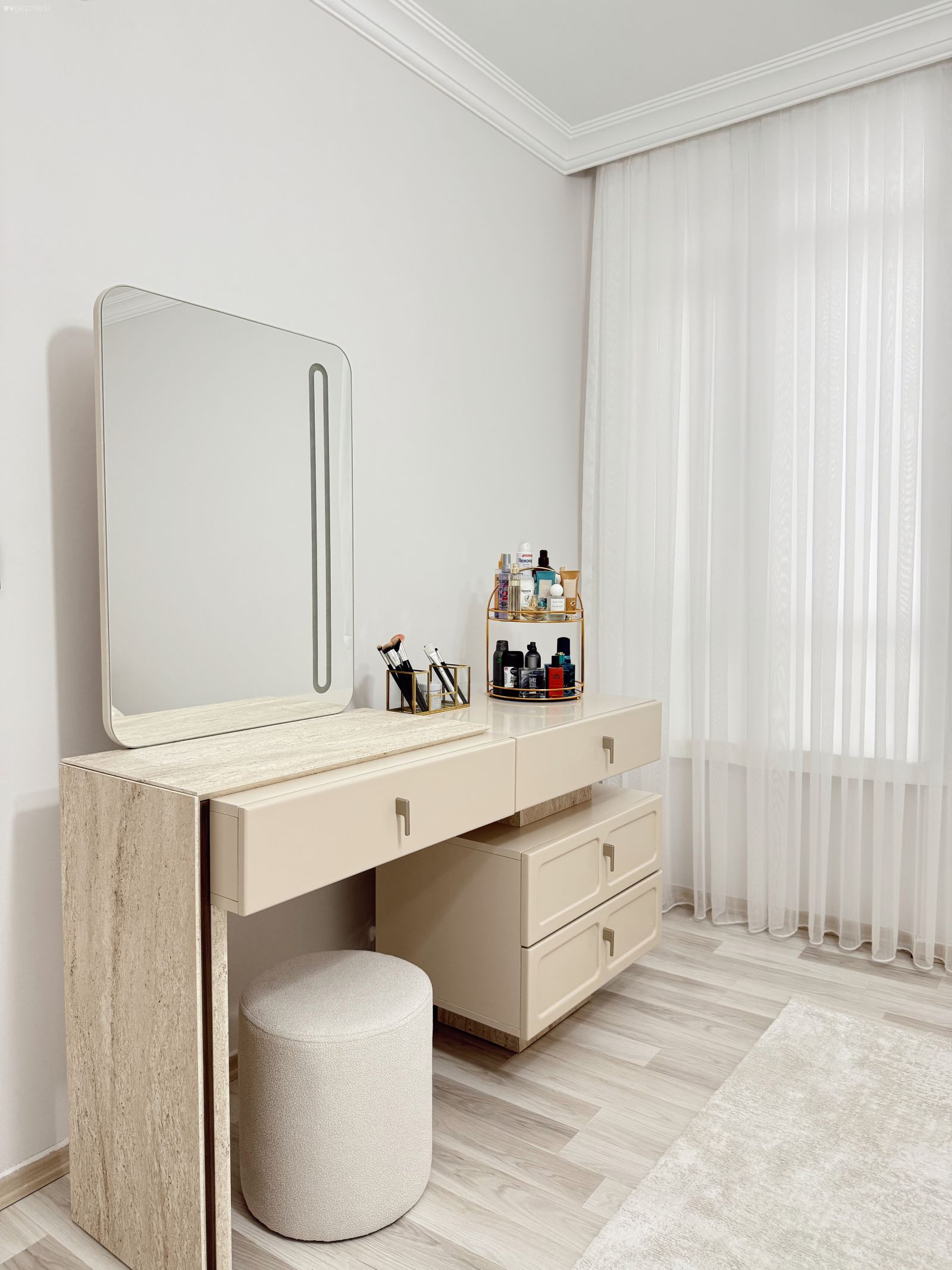 Makyaj aynası, Yatak Odası, Makyaj masası, Puf, Tül perde, Perde