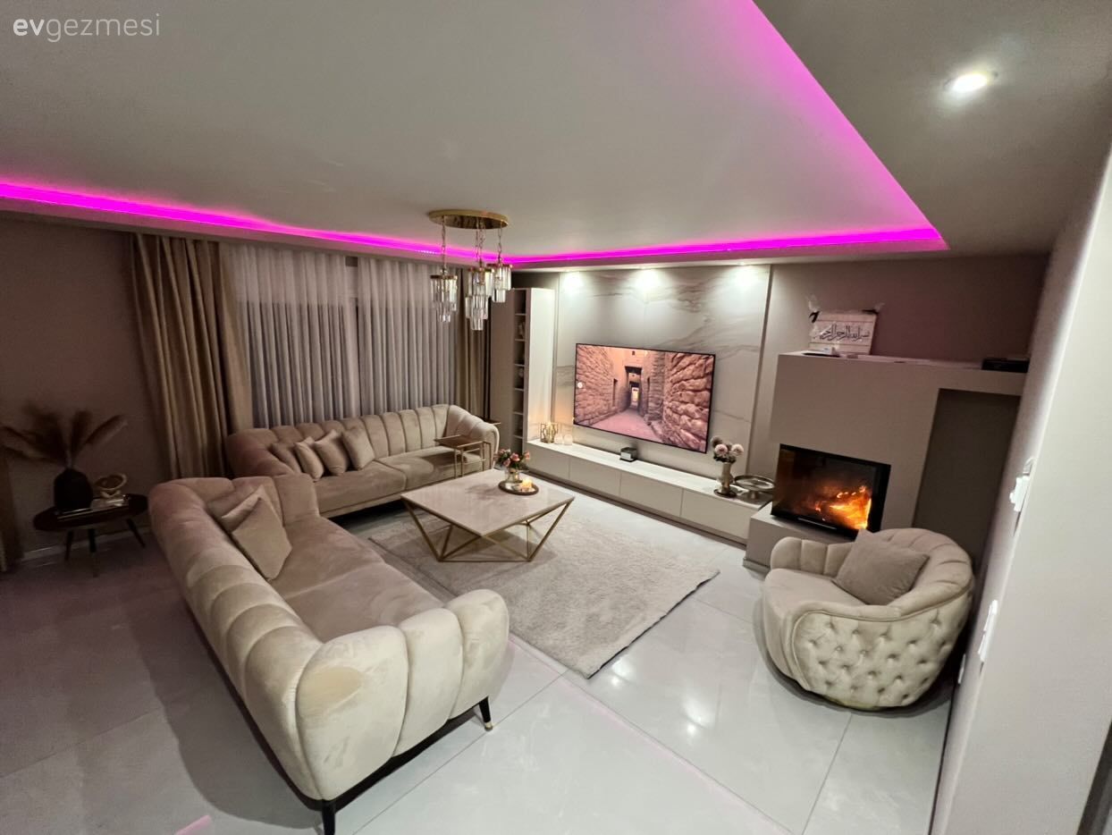 Salon, Modern, Beyaz, Bej, Krem, Koltuk takımı, Orta sehpa, Sehpa, Berjer, Kırlent, Ev tekstili, Şömine, Avize, Aydınlatma, Salon avizesi, Krem duvar, Duvar Nişleri