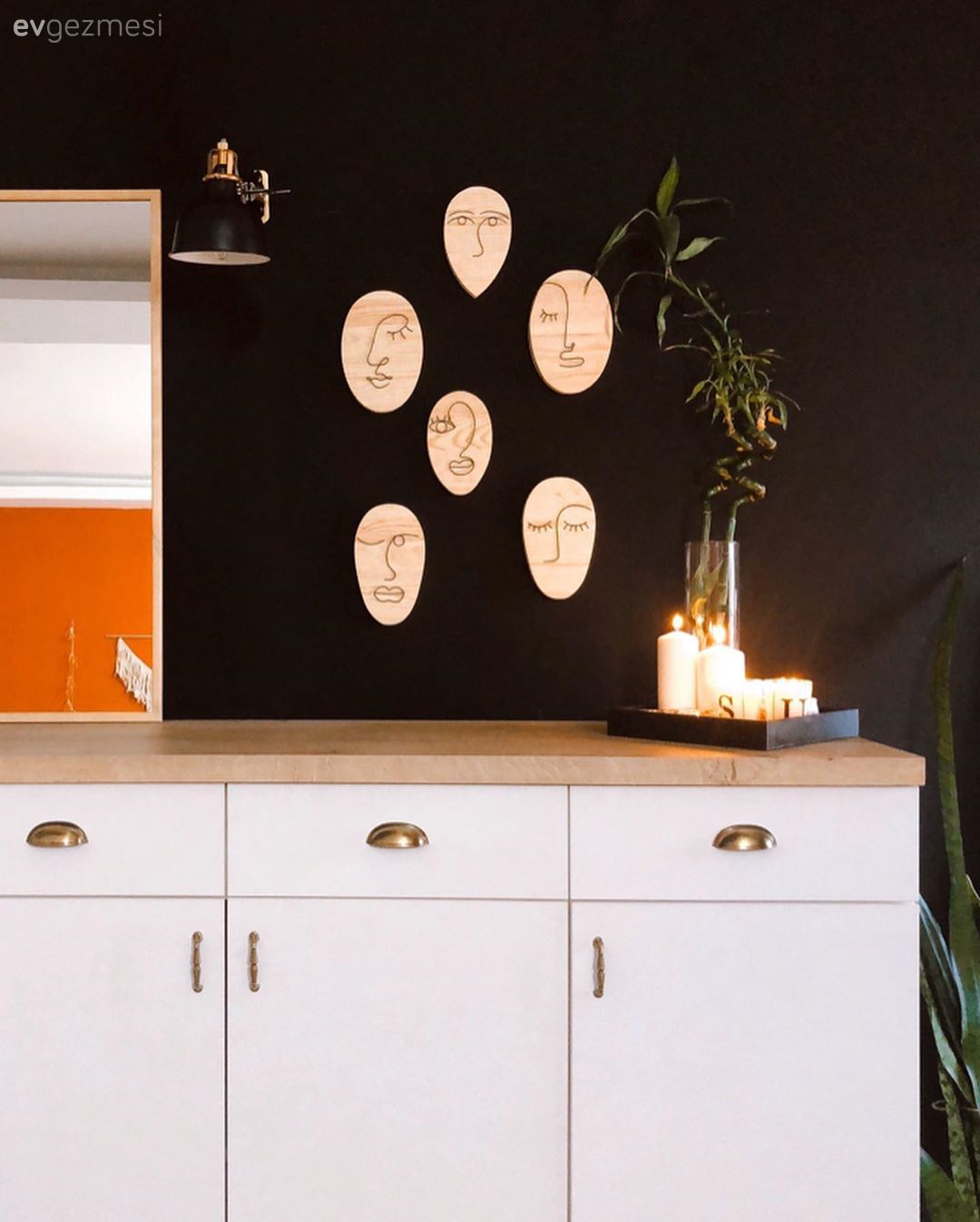 Konsol, Konsol üzeri dekoratif objeleri, Beyaz, Siyah, Duvar dekorasyonu, Siyah duvar, Ayna