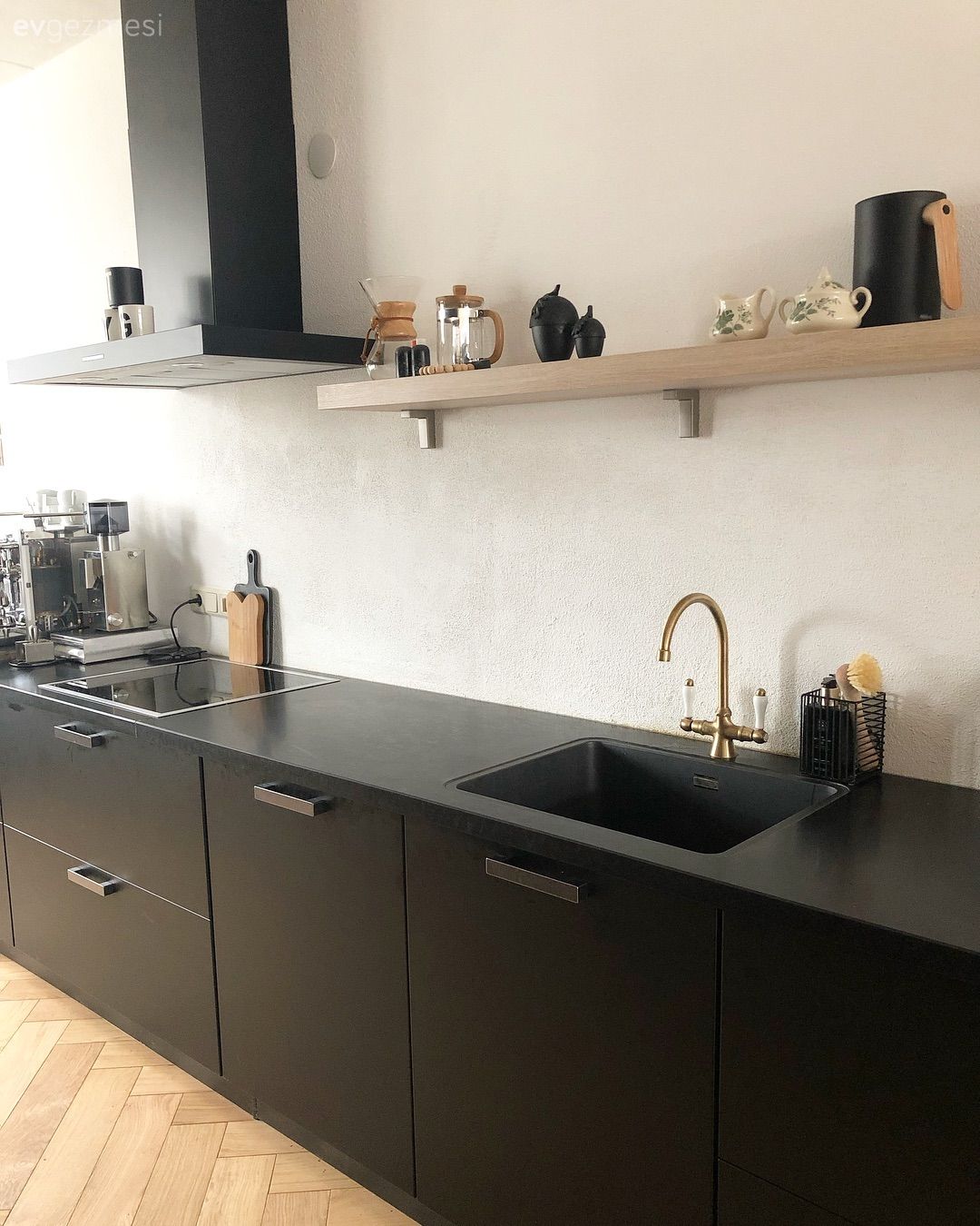 Mutfak, Duvar rafı, Duvar dekorasyonu, Davlumbaz, Siyah, Beyaz, Altın, Mutfak tezgahı, Mutfak tezgah arası