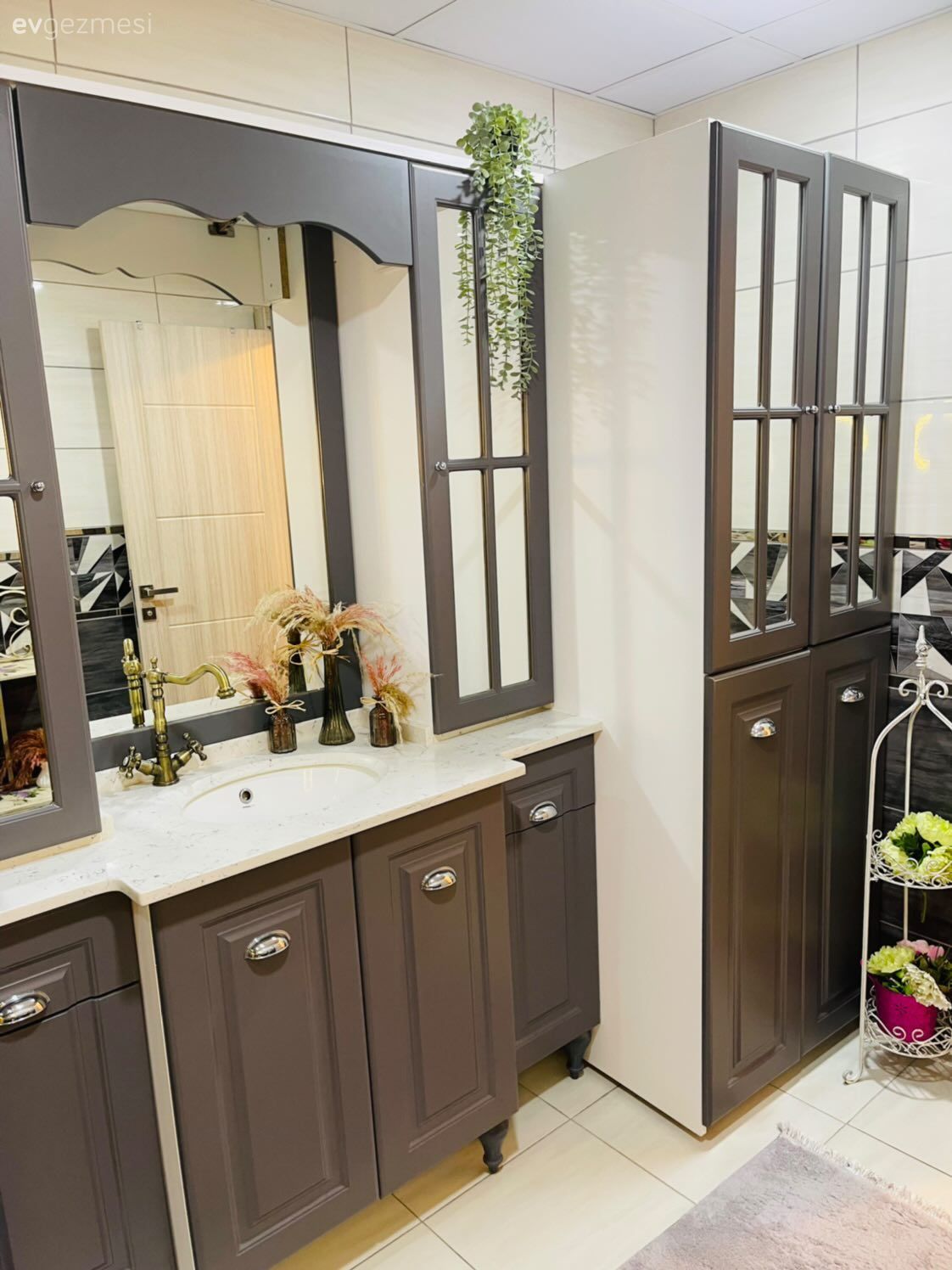 Banyo, Modern banyo, Gri, Beyaz, Banyo dolabı, Banyo aynası, Banyo paspası, Banyo seramikleri, Banyo aksesuarları