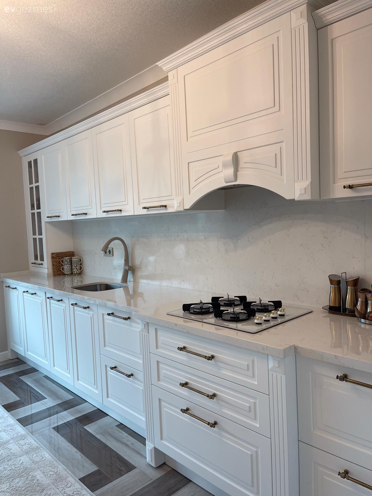 Beyazlarını Giyinmiş Bu Mutfak Her Detayıyla Pek Zarif