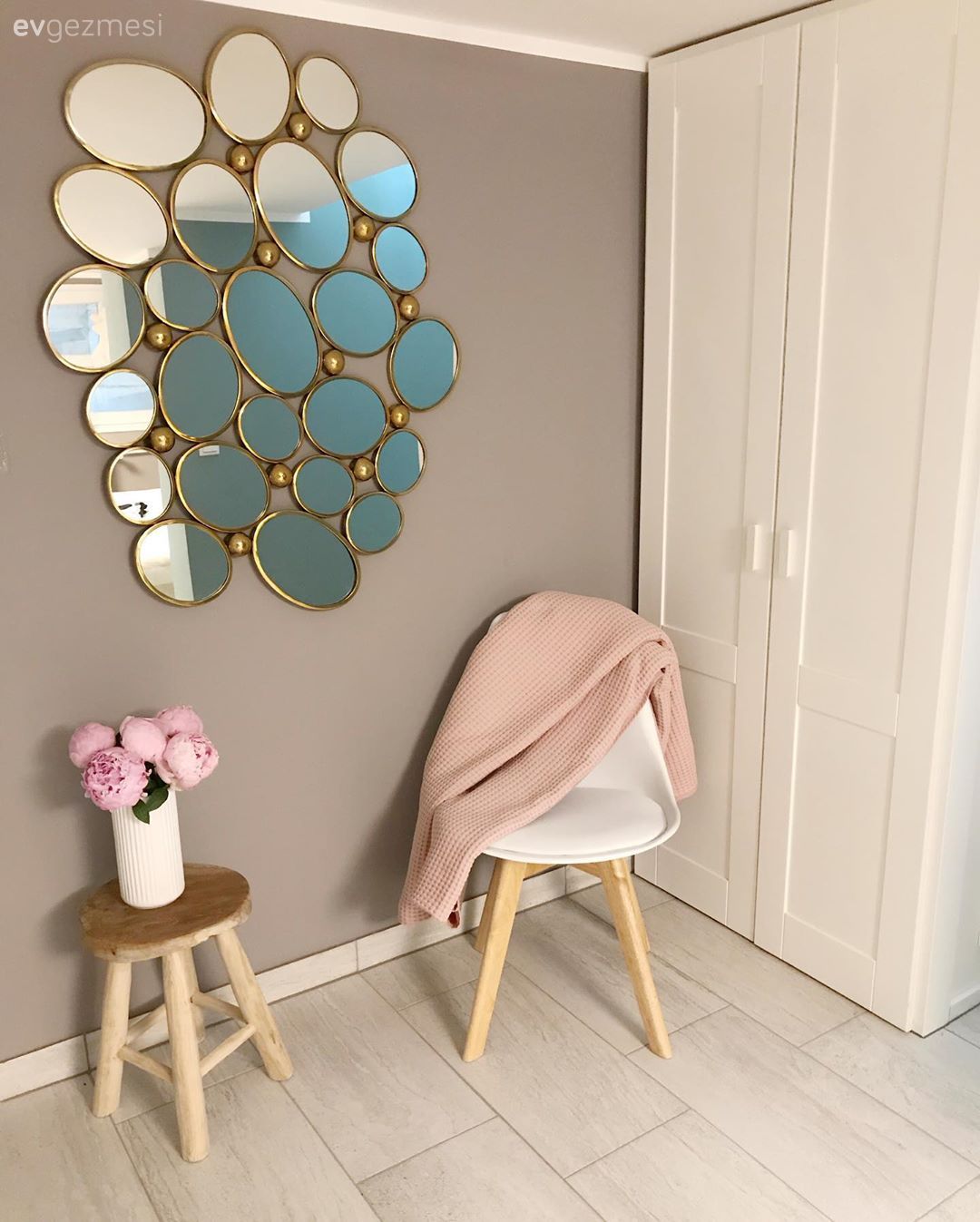 Antre, Vestiyer, Sehpa, Ayna, Duvar dekorasyonu, Beyaz, Pudra pembe, Zemin seramikleri