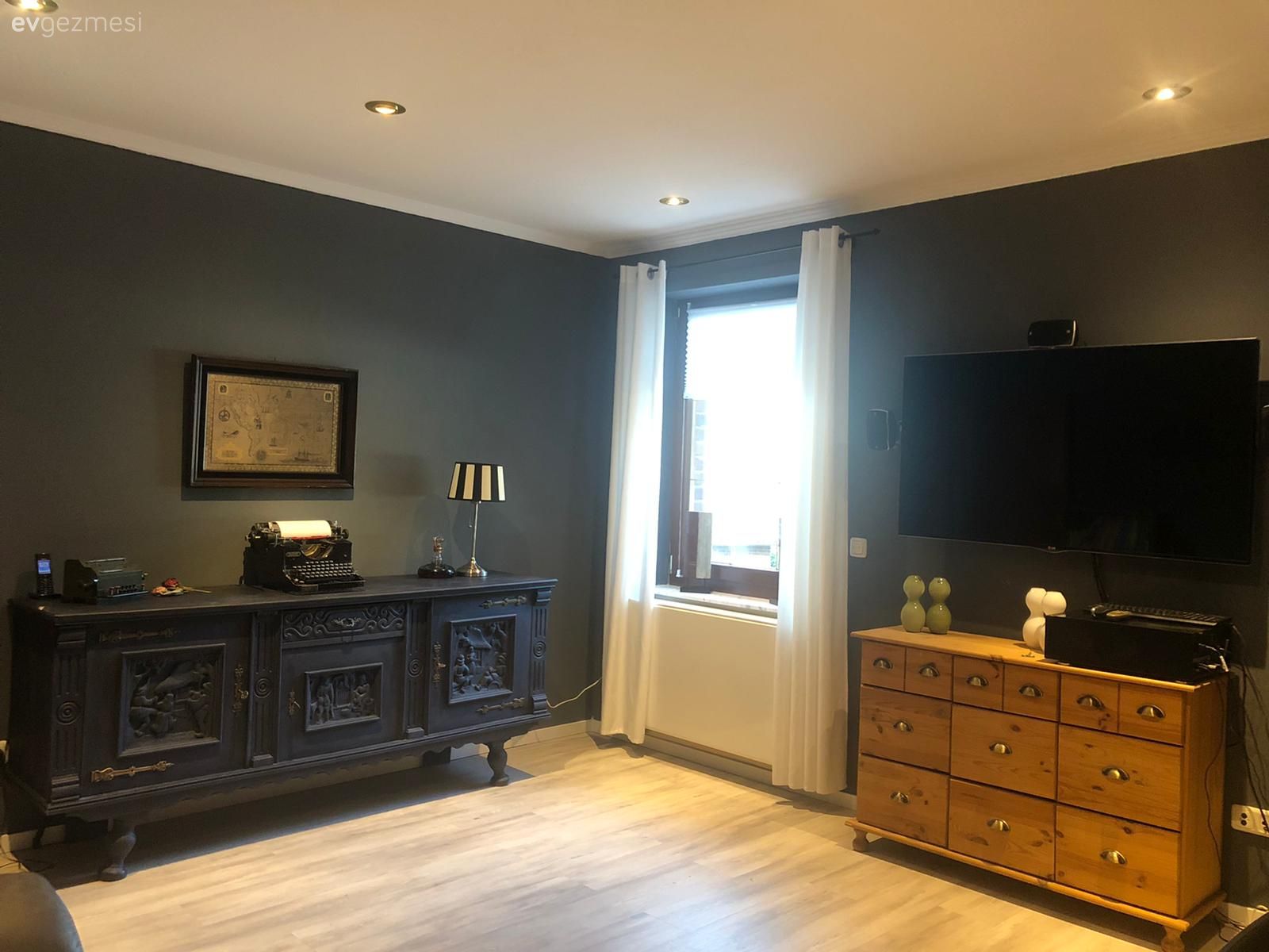 Oturma Odası, Ahşap Mobilya, Antrasit  , İndigo Mavisi, Konsol, Konsol üzeri dekoratif objeleri, Tablo, Duvar dekorasyonu, Abajur, Aydınlatma