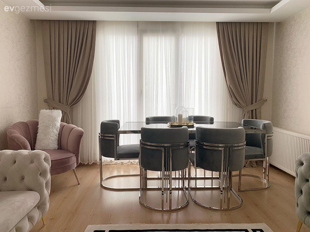 Salon, Büyük salon, Modern, Gri, Beyaz, Modern chesterfield, Fon perde, Perde, Tül perde, Yemek masası, Sandalye, Berjer, Pudra pembe, Kırlent, Ev tekstili, Gümüş, Altın