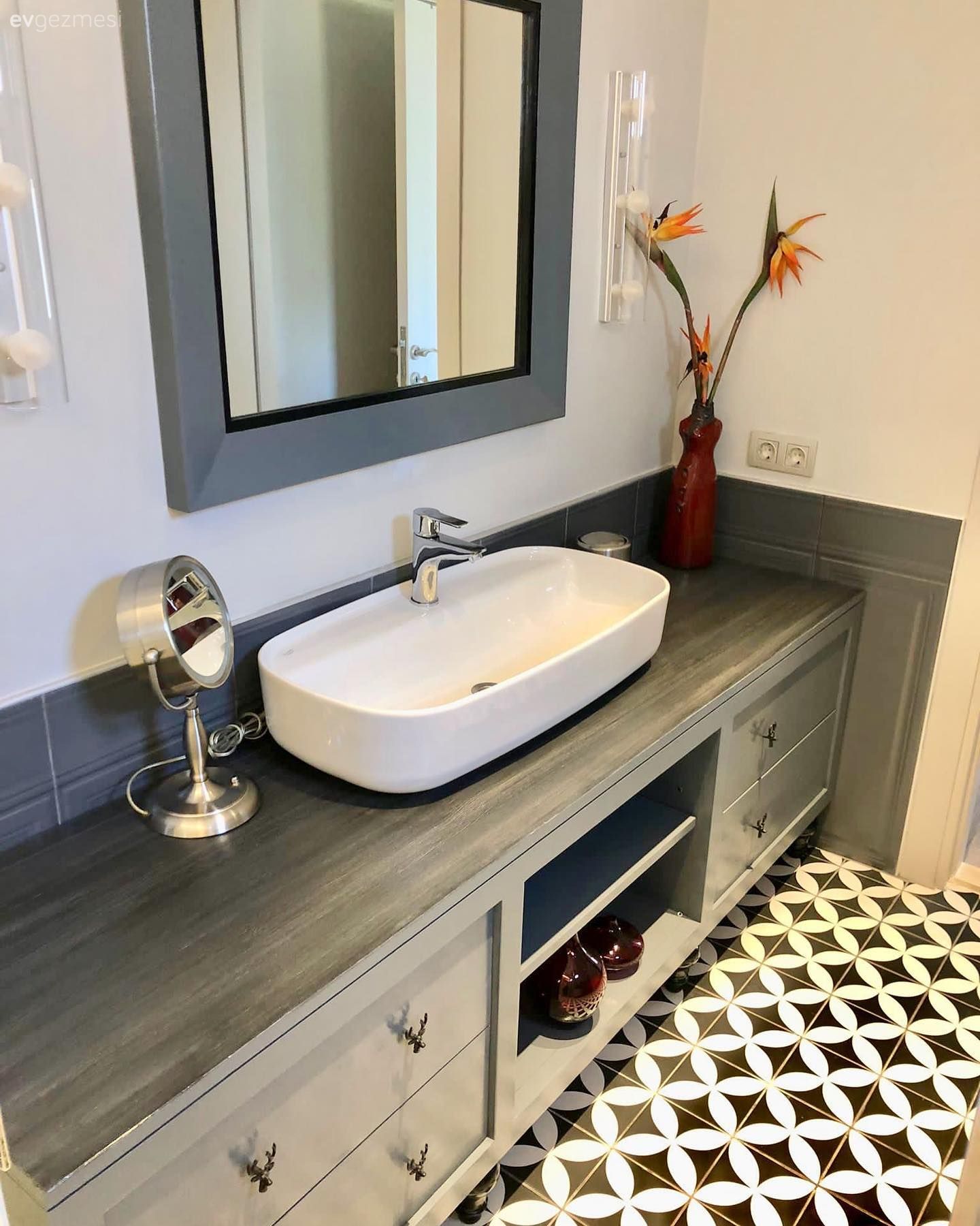 Eski Konsola Elveda Yeni Banyo Dolabına Merhaba!