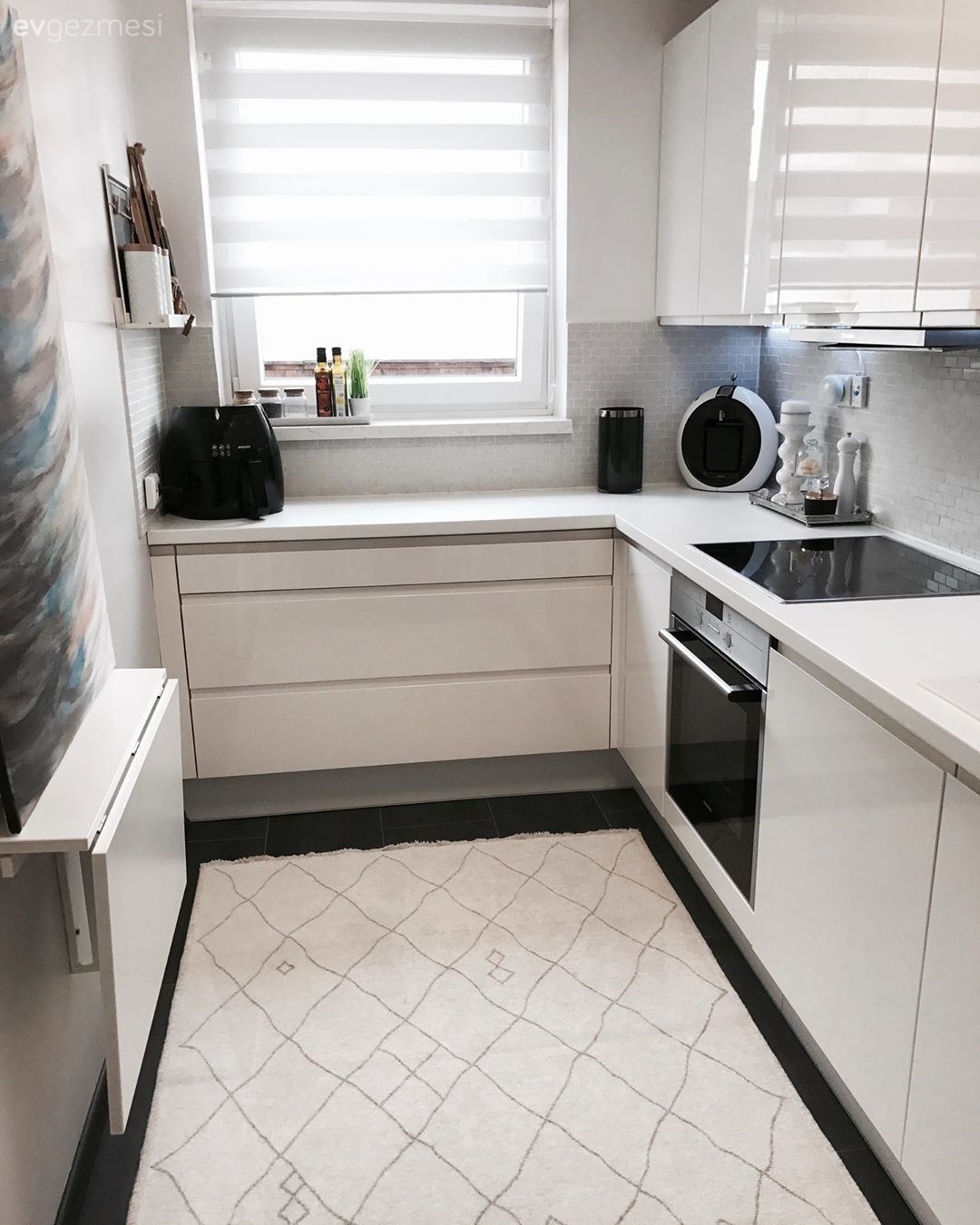 Mutfak, Beyaz mutfak, U-tipi mutfak, Mutfak tezgahı, Mutfak tezgah arası, Ankastre, Siyah, Mutfak halısı, Zebra Perde, Perde, Mutfak perdesi