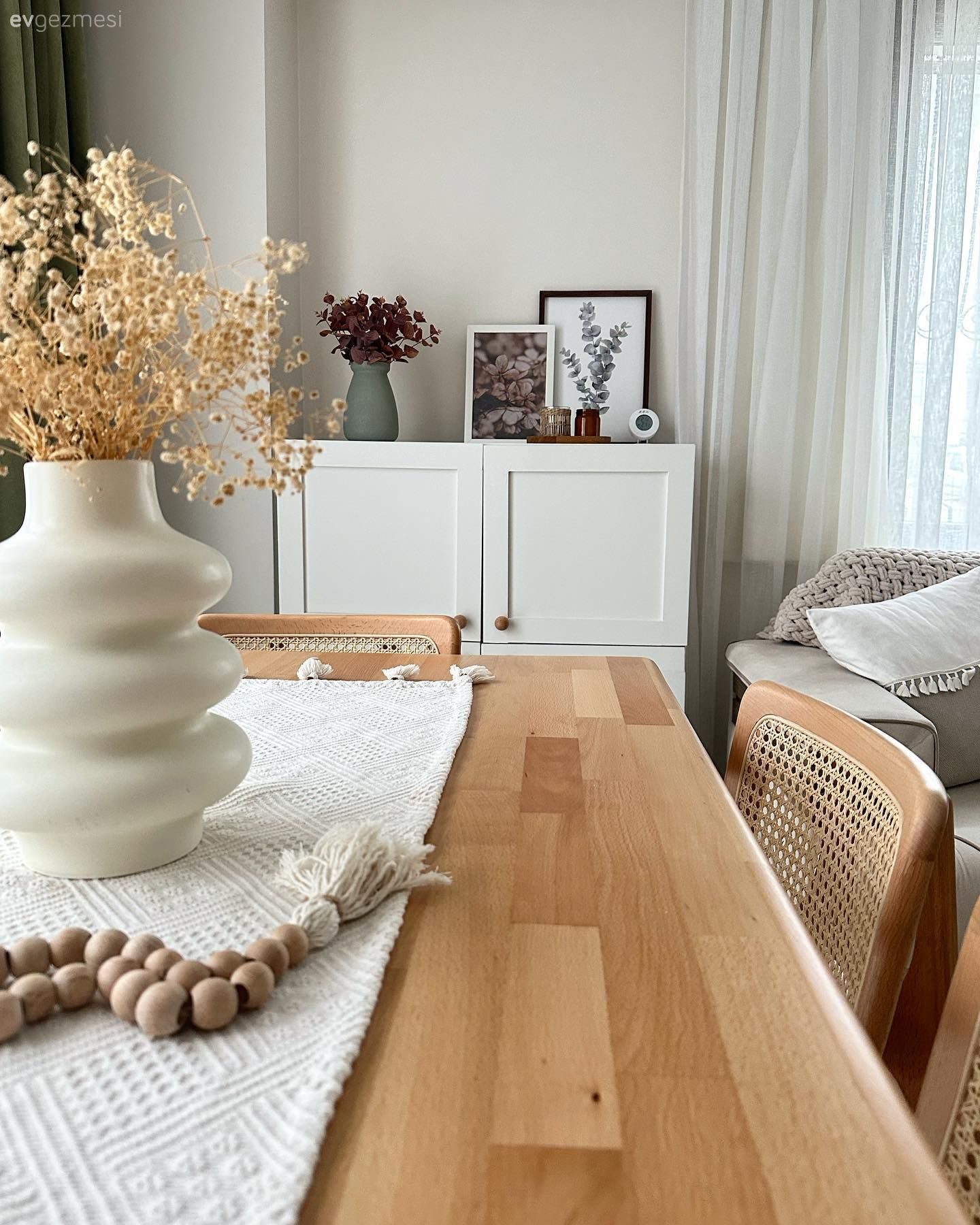 Beyaz, Tül perde, Perde, Dresuar, Ahşap Mobilya, Sandalye, Yemek masası, Vazo, Ev Aksesuar, Dekoratif Objeler, Koltuk takımı