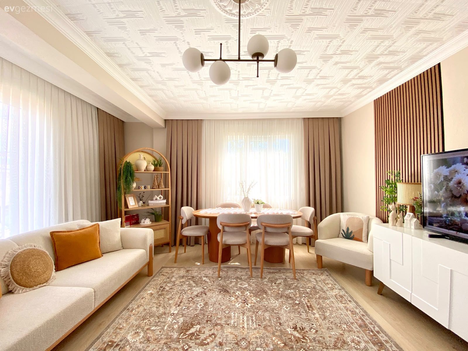 Salon, Modern, Krem, Bej, Beyaz, Koltuk takımı, Kırlent, Ev tekstili, Fon perde, Perde, Tül perde, Berjer, Halı, Salon halısı, Ev bitkisi, Vitrin, Hasır dolap, Desenler, Avize, Aydınlatma, Salon avizesi, Yemek masası, Sandalye, Tv ünitesi, Tv ünitesi aksesuarları, Ev Aksesuar, Duvar çıtalama