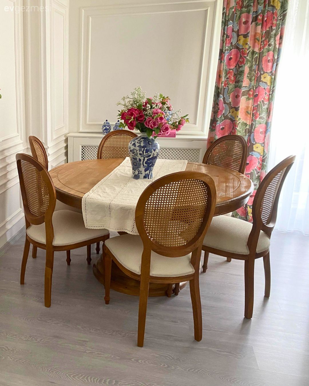 Country, Beyaz, Krem, Bej, Pembe, Ahşap Mobilya, Sandalye, Yemek masası, Çiçekli desen, Desenler, Fon perde, Perde, Duvar çıtalama, Avize, Aydınlatma, Altın, Dekoratif Objeler, Vazo, Ev Aksesuar, Yemek Odası, Petek kaplama, Çiçekler, Tül perde