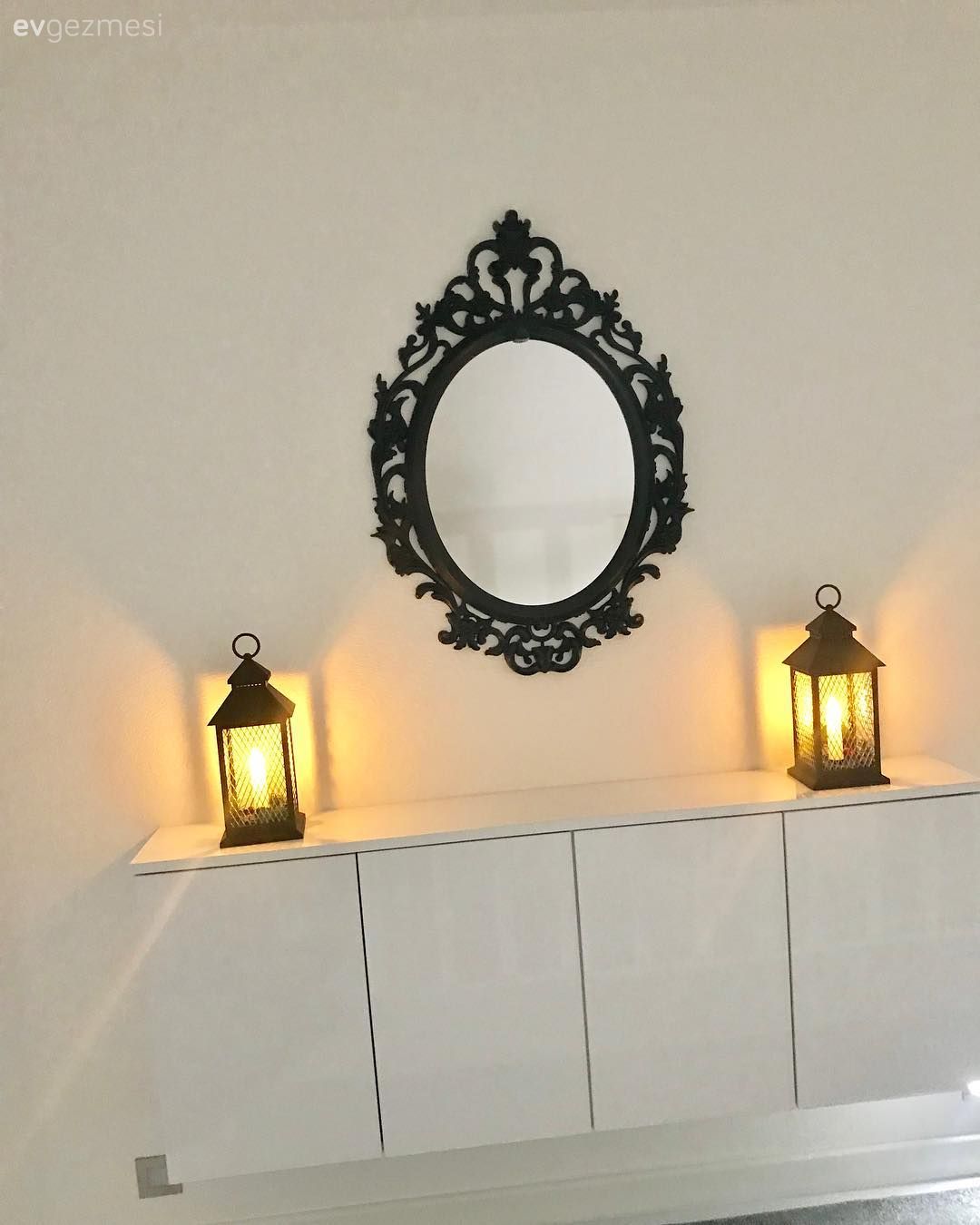 Beyaz, Dubleks evler, Merdiven, Hol, Halı, Dresuar, Fener, Ev Aksesuar, Ayna, Siyah