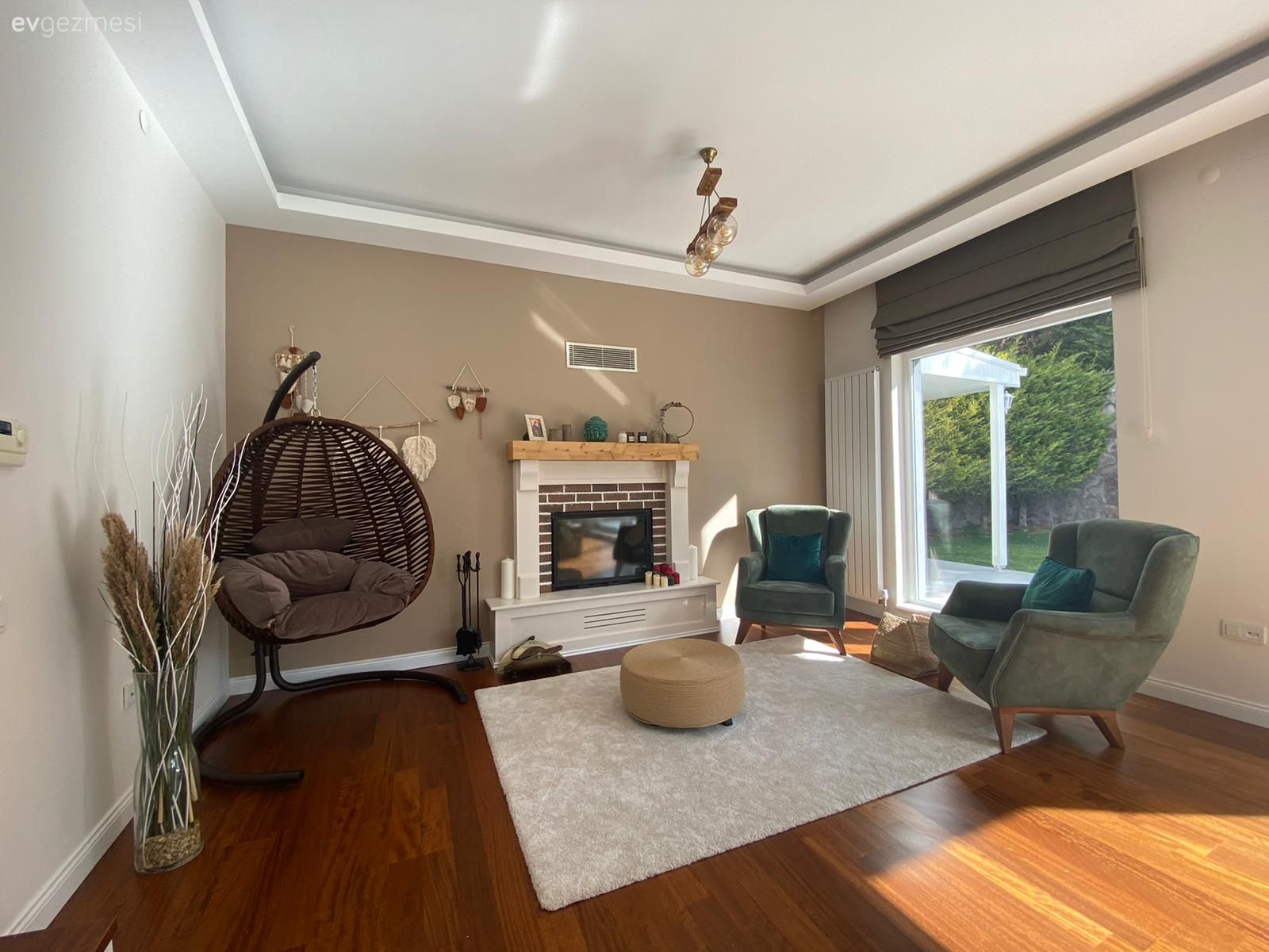 Salon, Dubleks evler, Açık konsept yaşam alanı, Beyaz, Gri, Yeşil, Kahverengi, Şömine, Berjer, Stor perde, Parke, Salıncak, Vazo, Ev Aksesuar, Halı, Puf, Kırlent, Ev tekstili, Modern