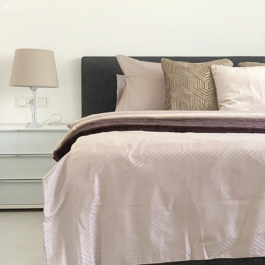 Yatak Odası, Kahverengi, Krem, Beyaz, Kırlent, Ev tekstili, Yatak örtüsü, Komodin, Abajur, Aydınlatma